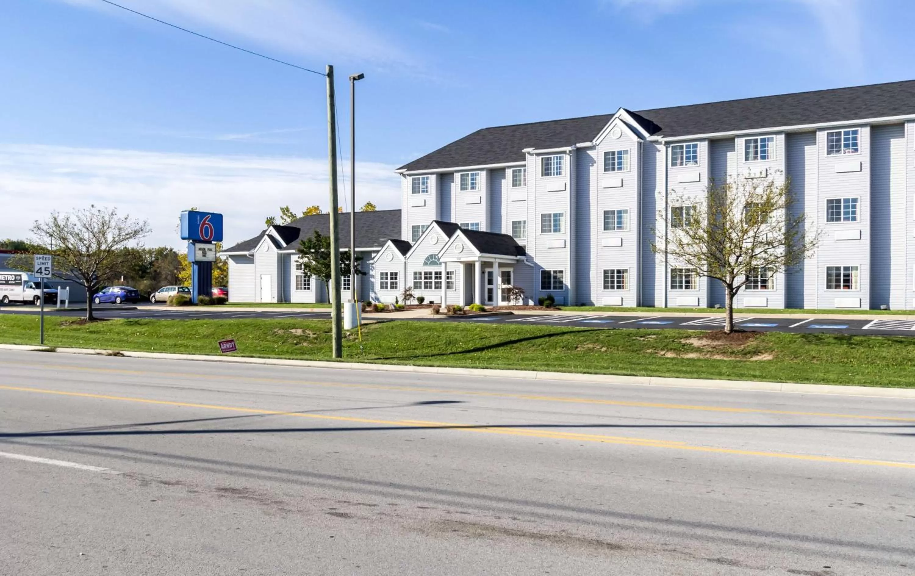 Property building in Motel 6-Huron, OH - Sandusky