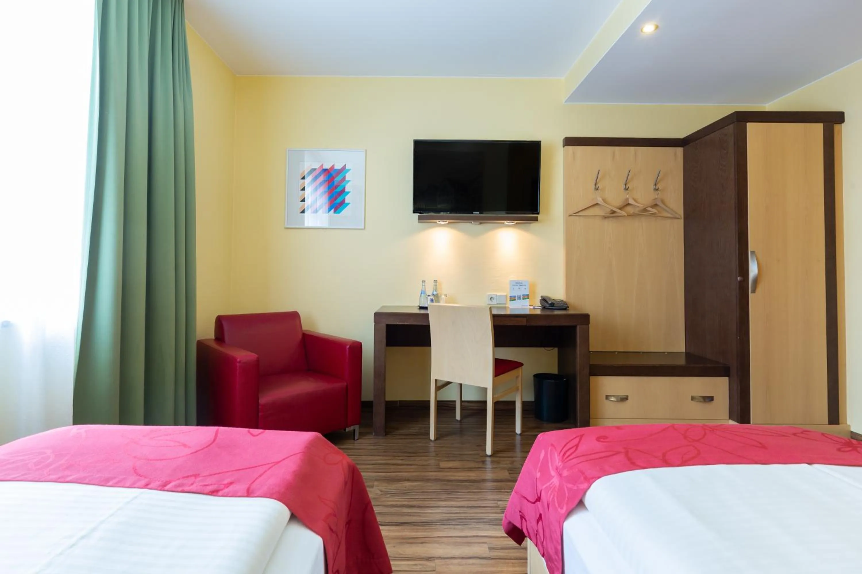 Staff, Bed in Hotel am Schillerpark