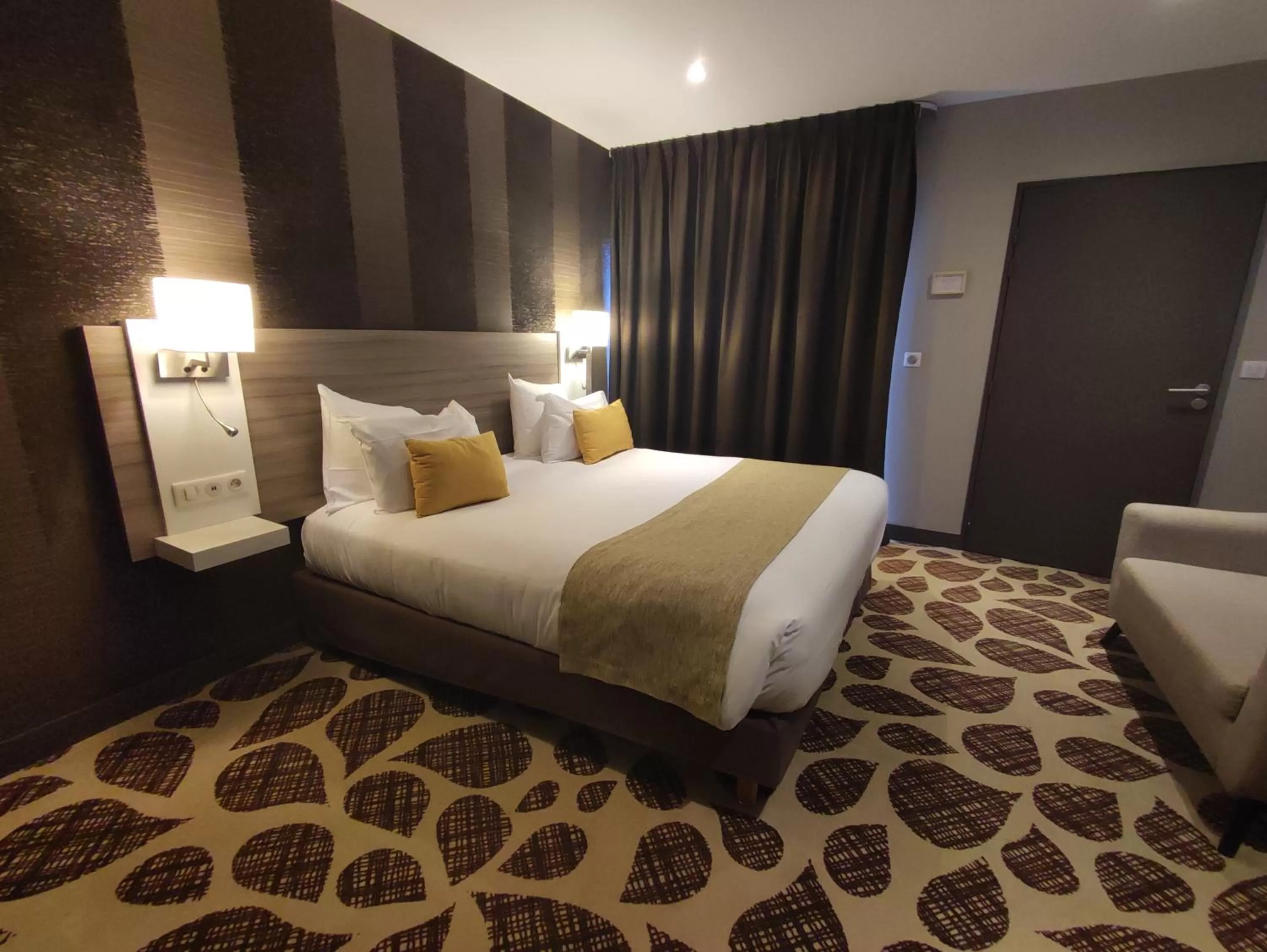 Bed in Contact Hôtel Le Provençal Bordeaux Lac