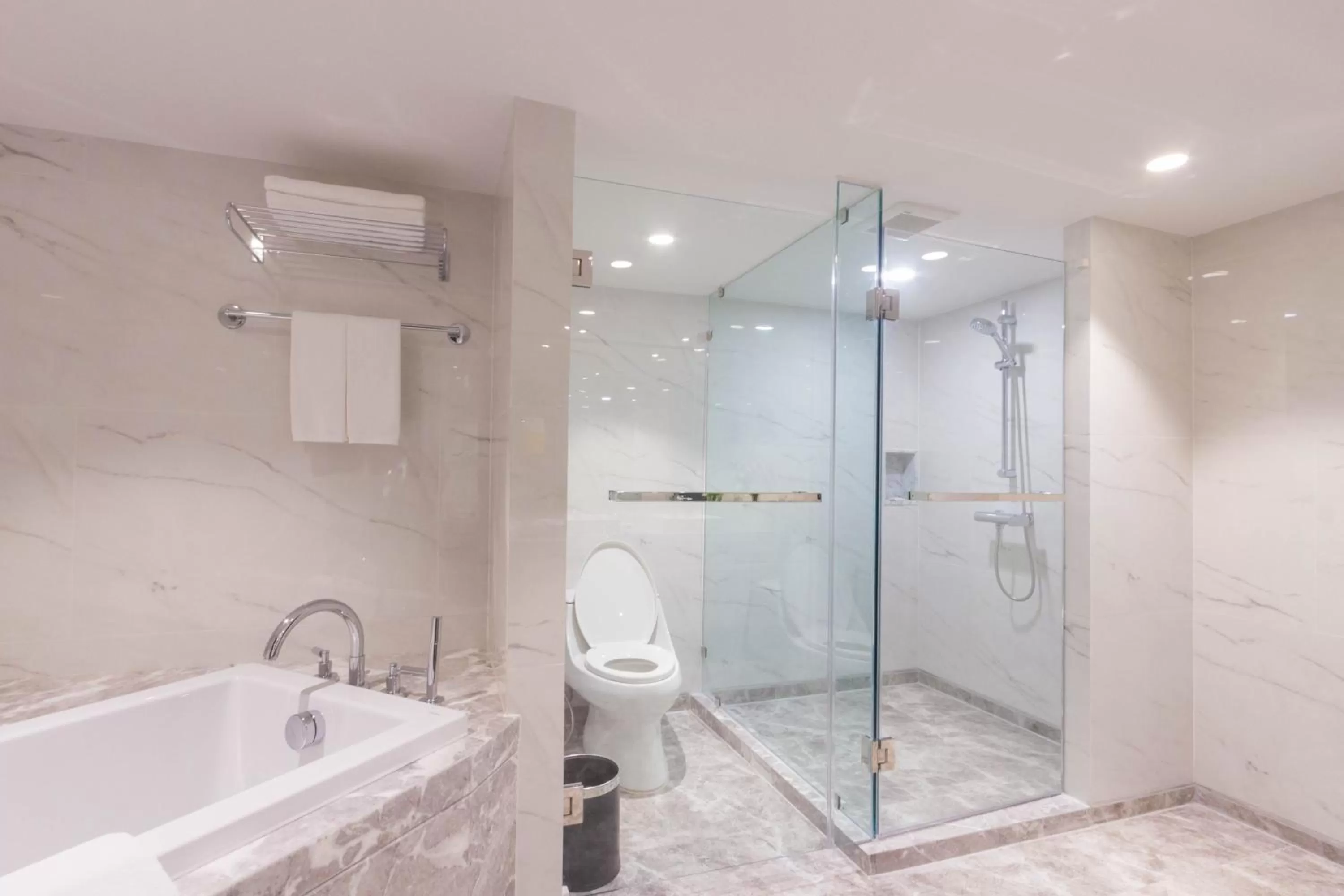 Shower in Centara Riverside Hotel Chiang Mai