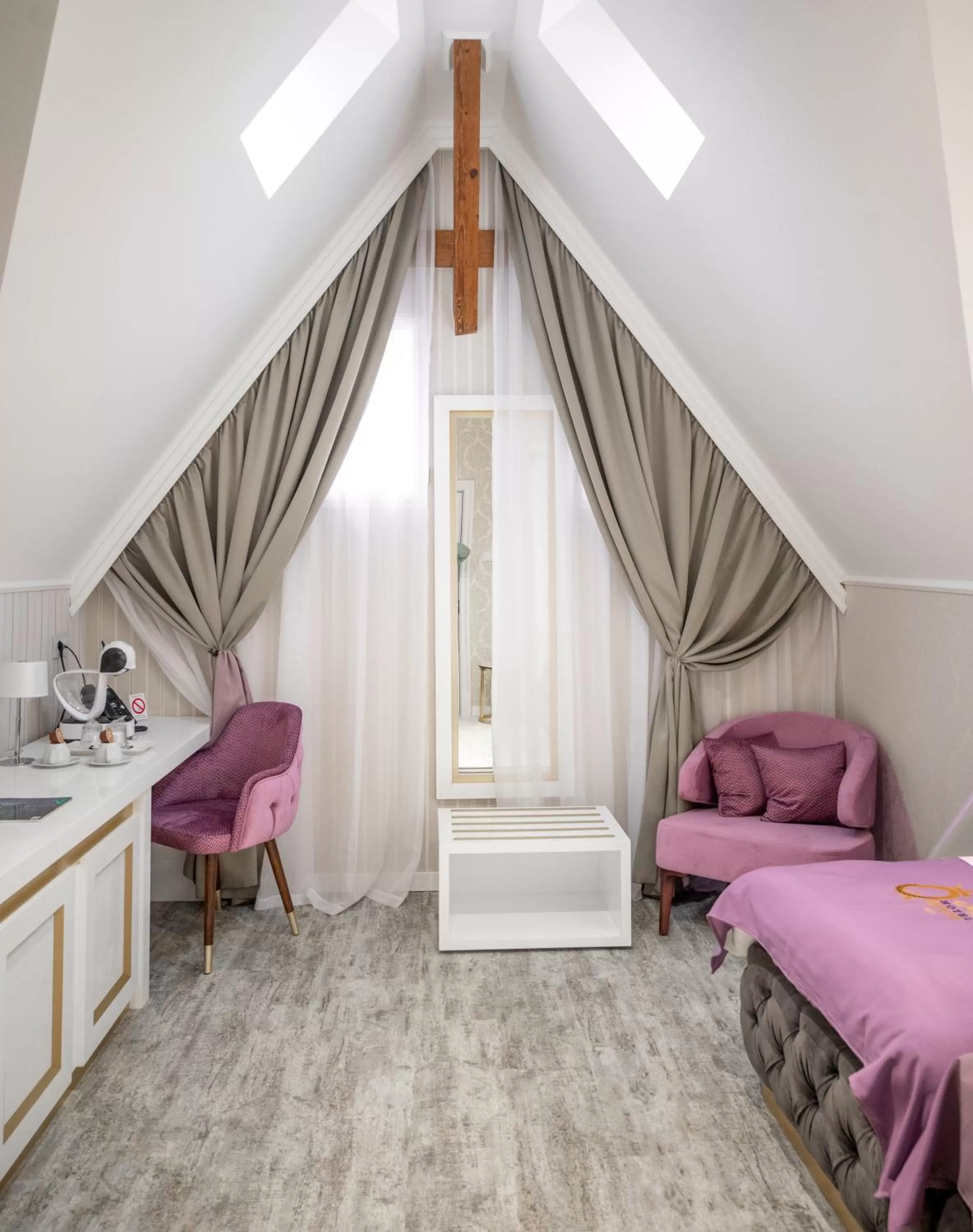 Seating area, Bed in Queen Palace