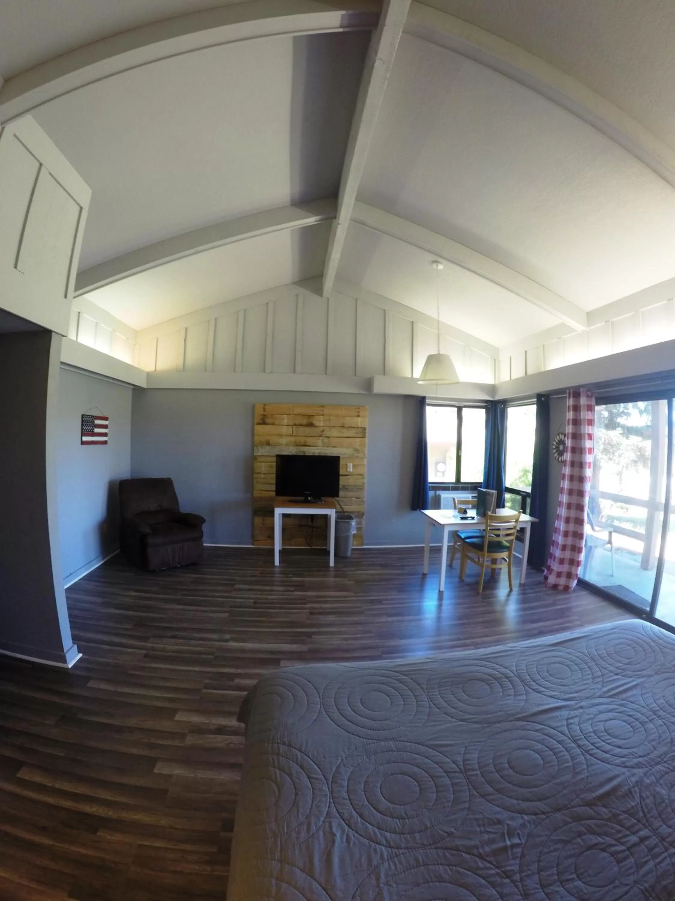 Seating area, Bed in Ridgemark Golf Club and Resort