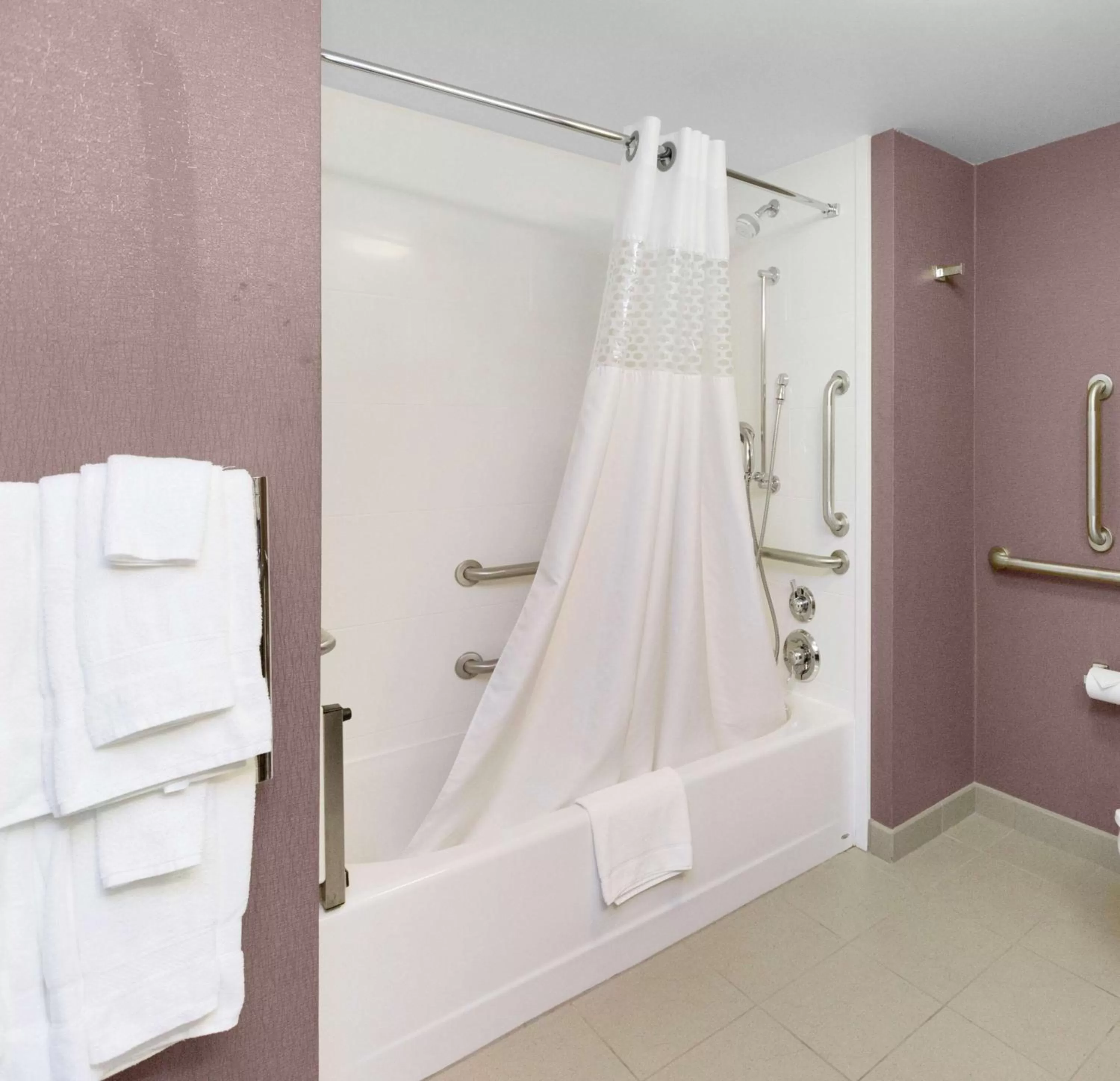 Bathroom in Hampton Inn Butler