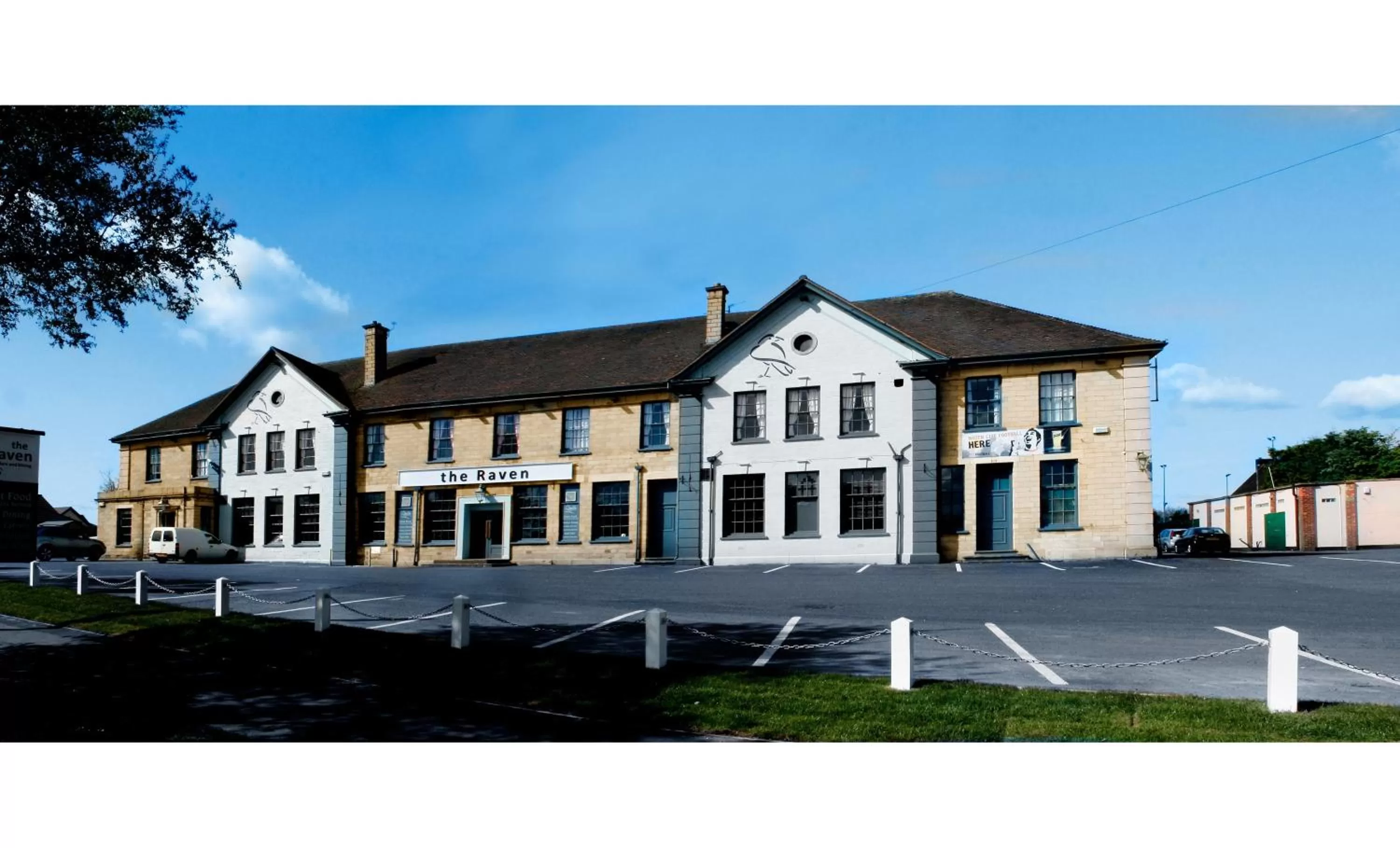 Facade/entrance in The Raven Hotel