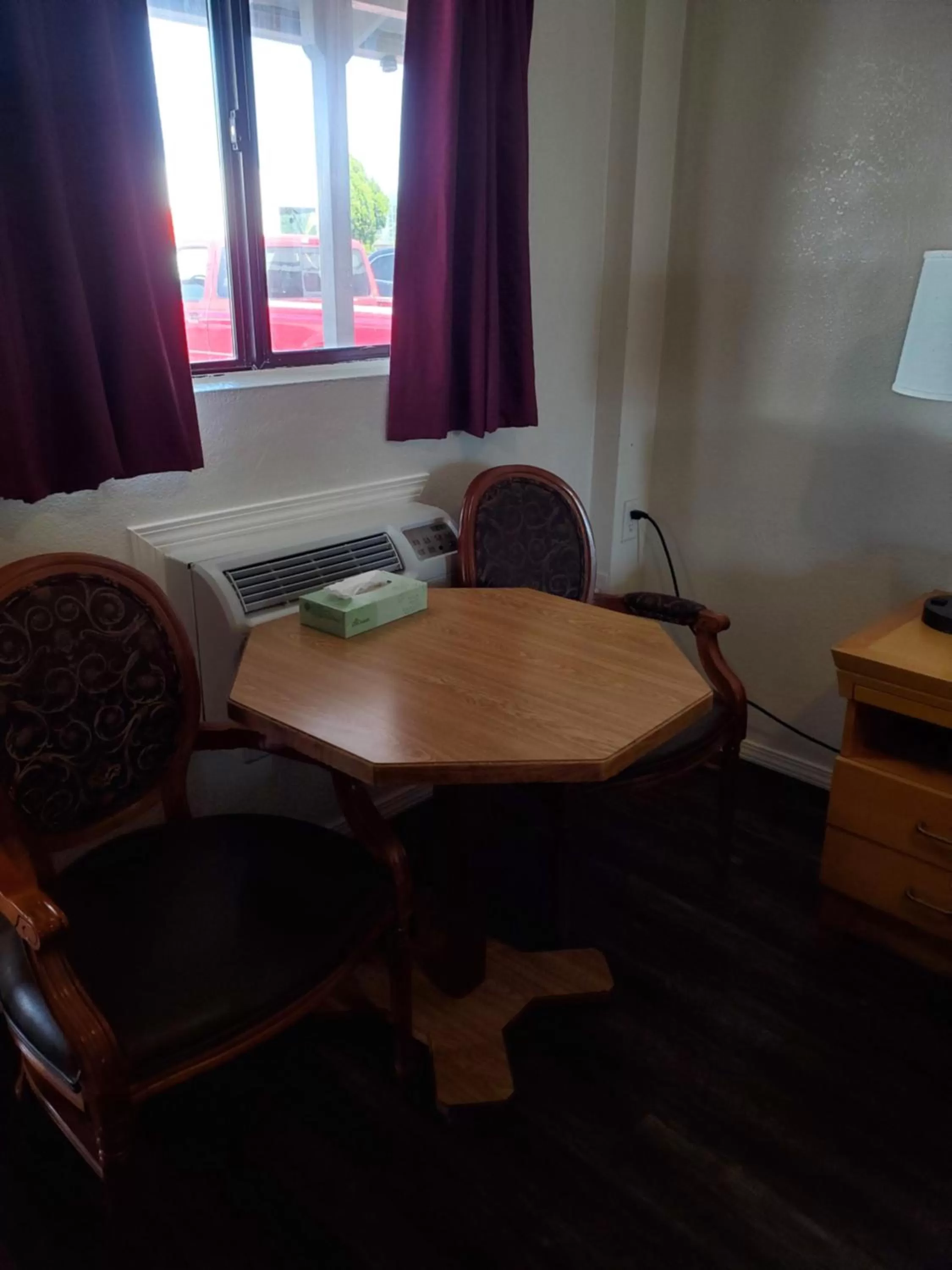 Bedroom, Seating Area in Ontario Inn