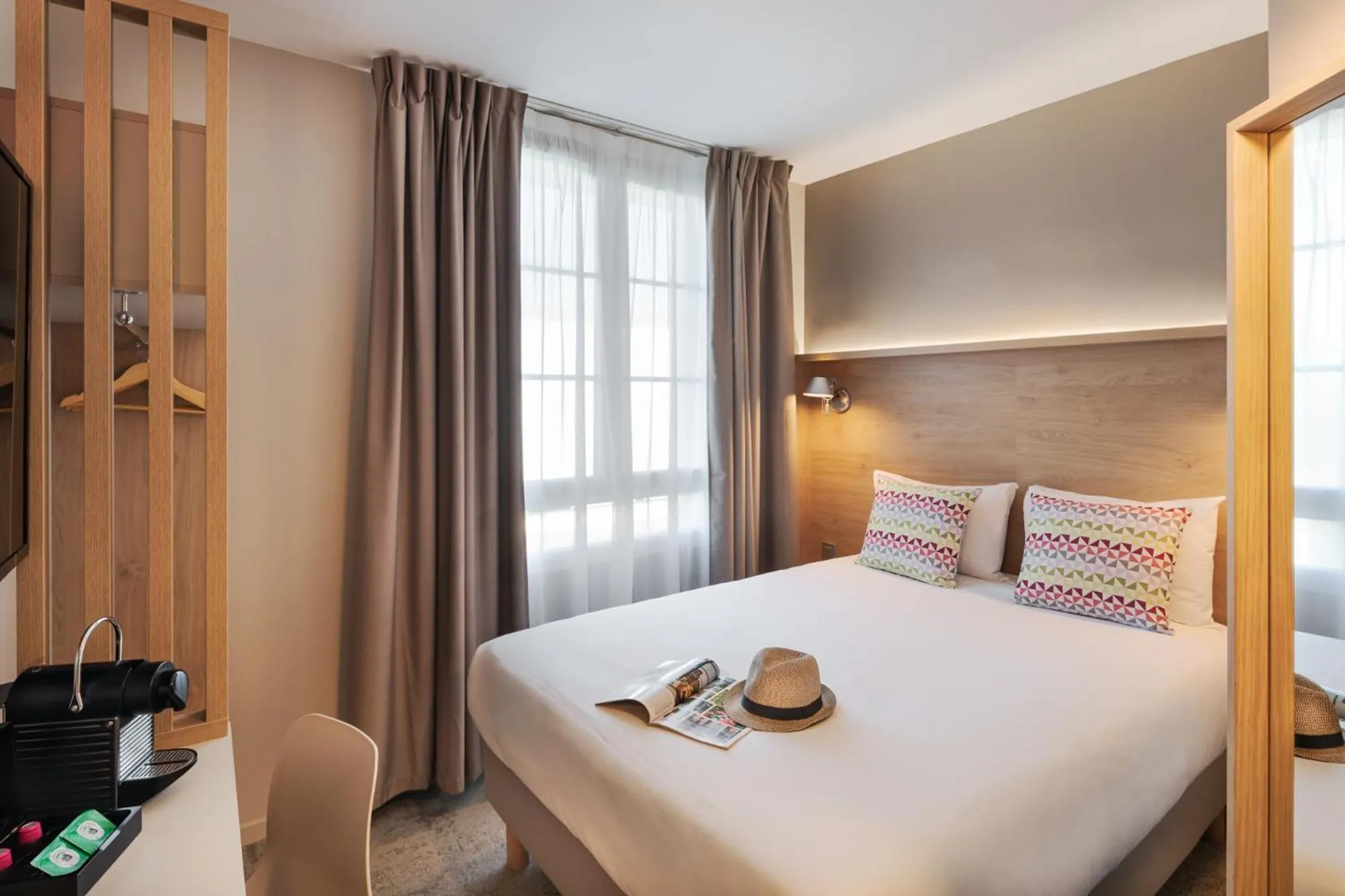 Bedroom, Bed in Campanile Caen Centre Gare