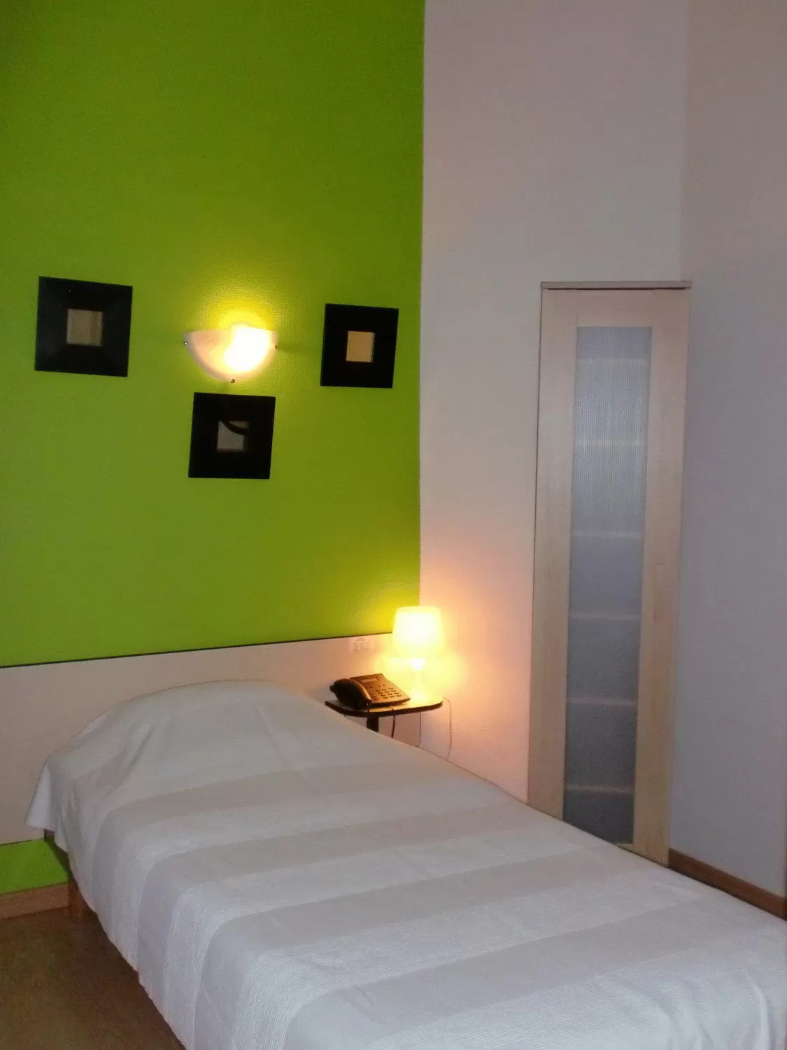 Bed in Hôtel Les Acteurs