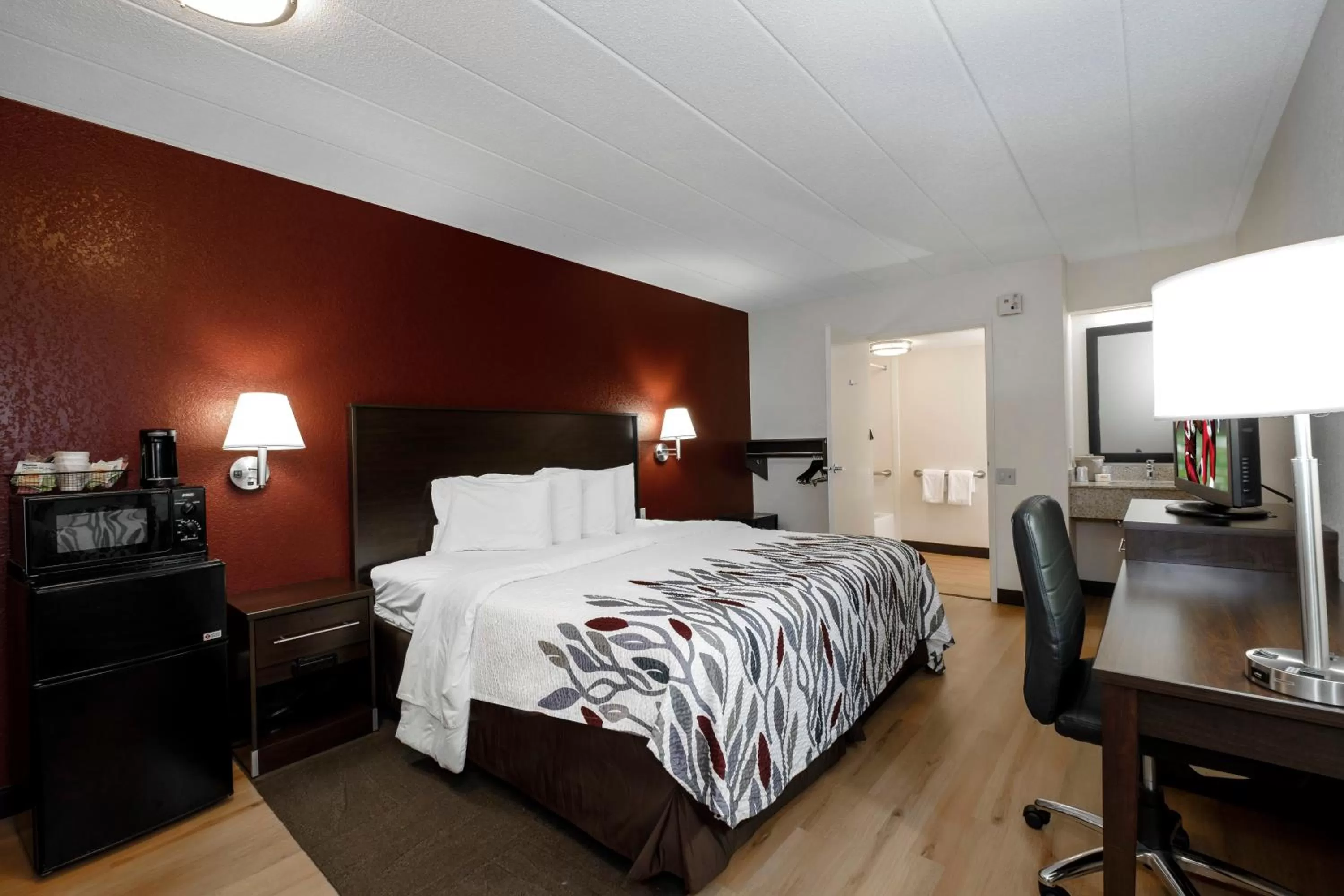 Photo of the whole room, Bed in Red Roof Inn Bakersfield