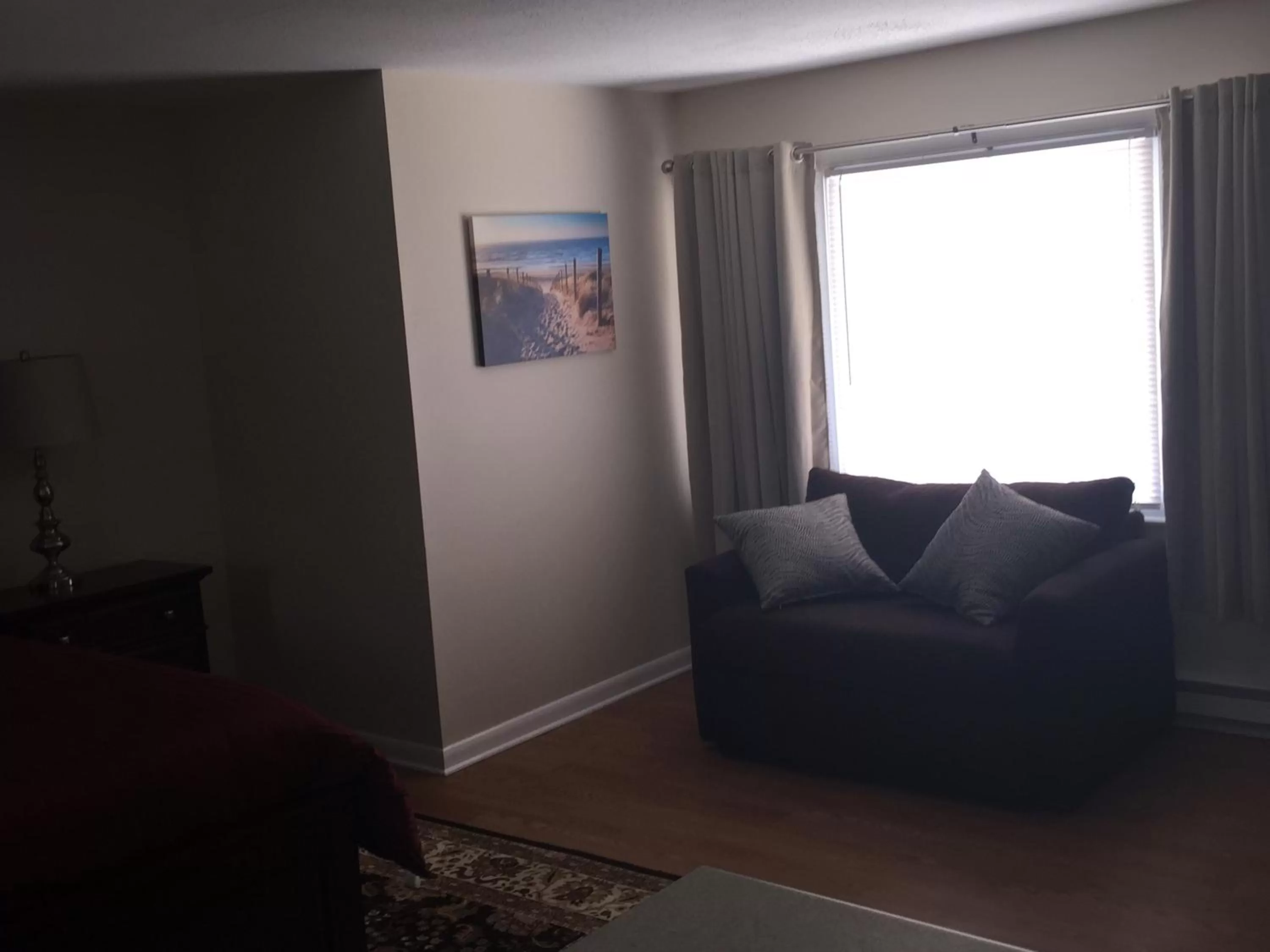 Bed, Seating Area in Shore Road Inn