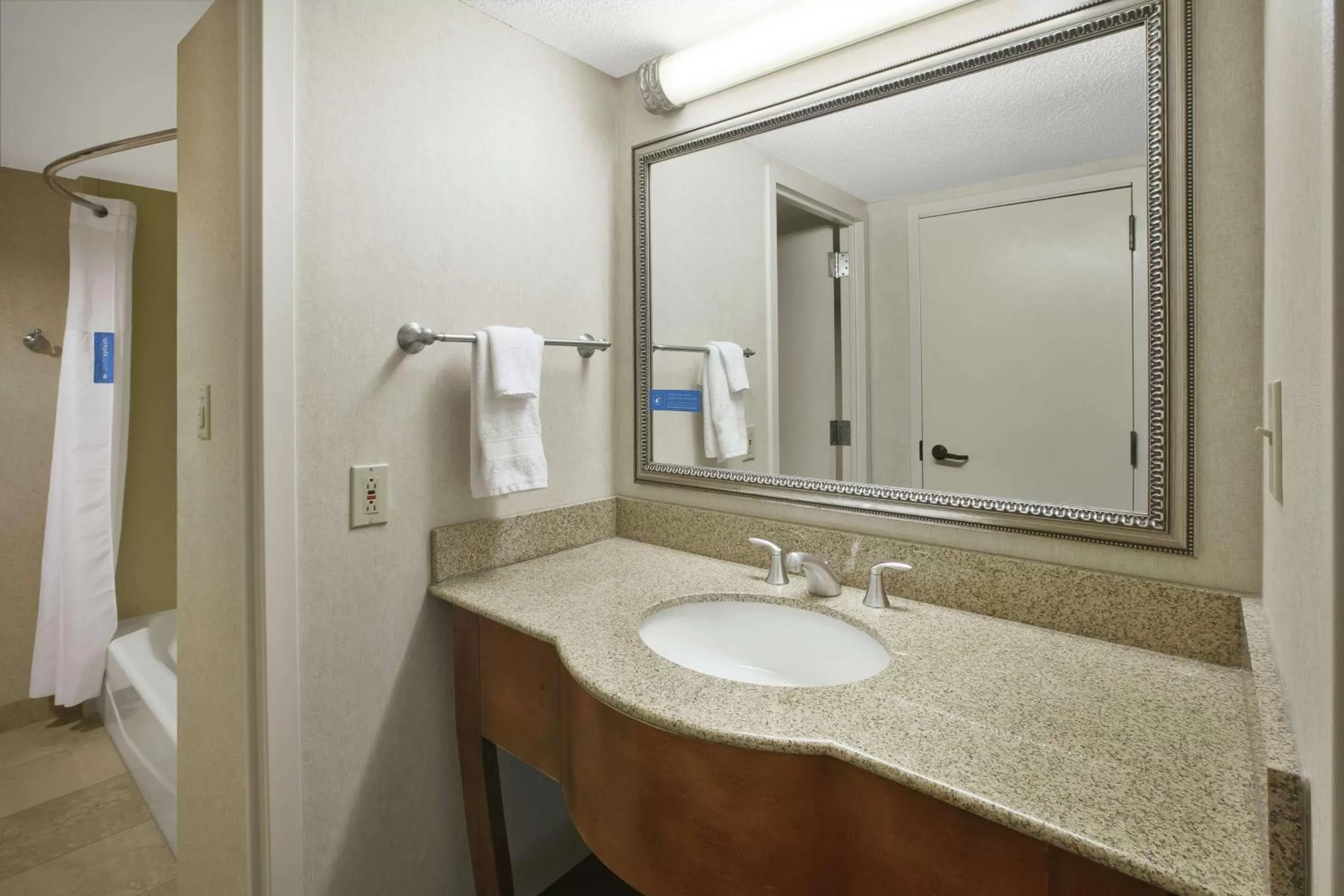 Bathroom in Hampton Inn Richmond-West Innsbrook
