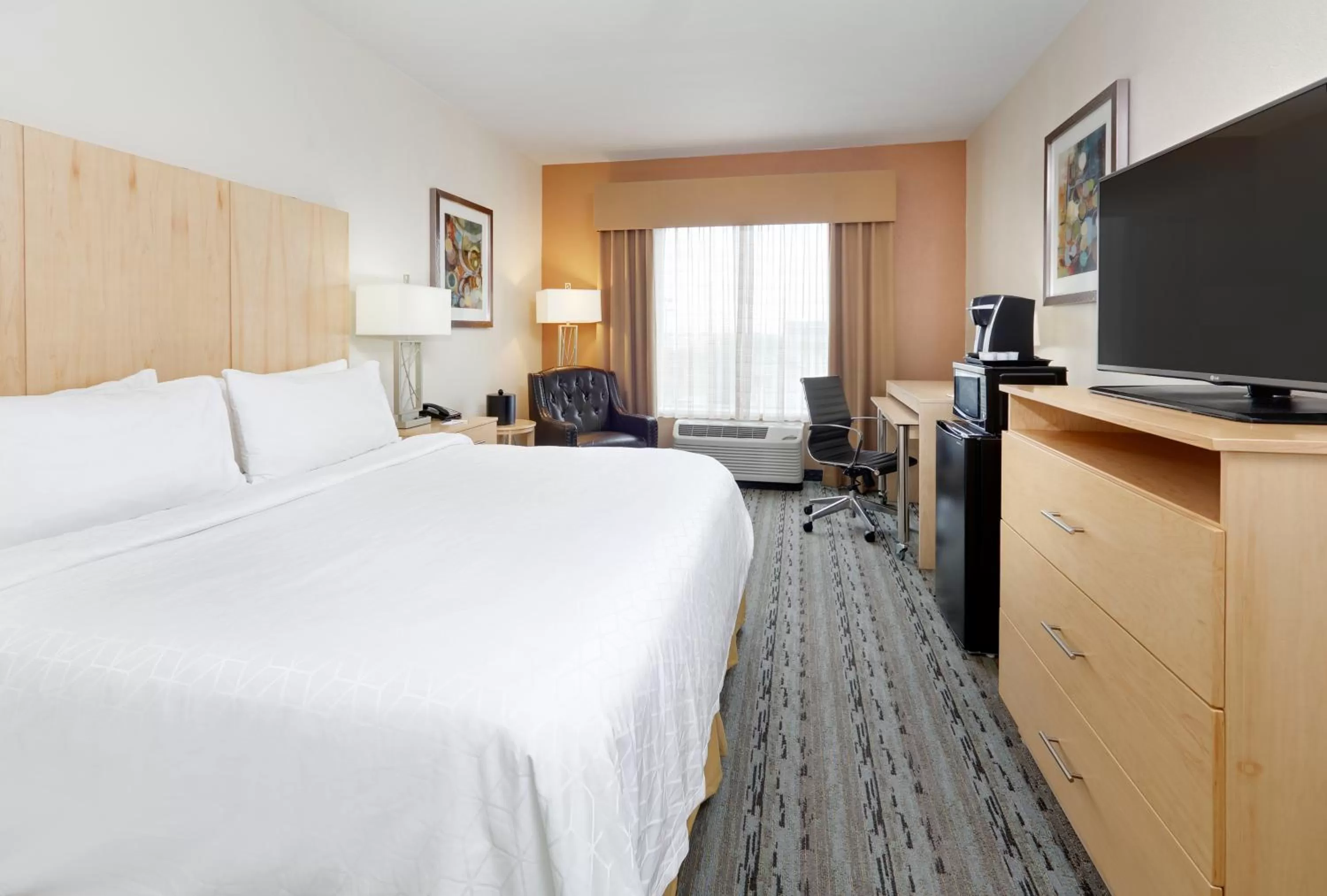 Bed in Holiday Inn Express & Suites San Antonio - Brooks City Base by IHG