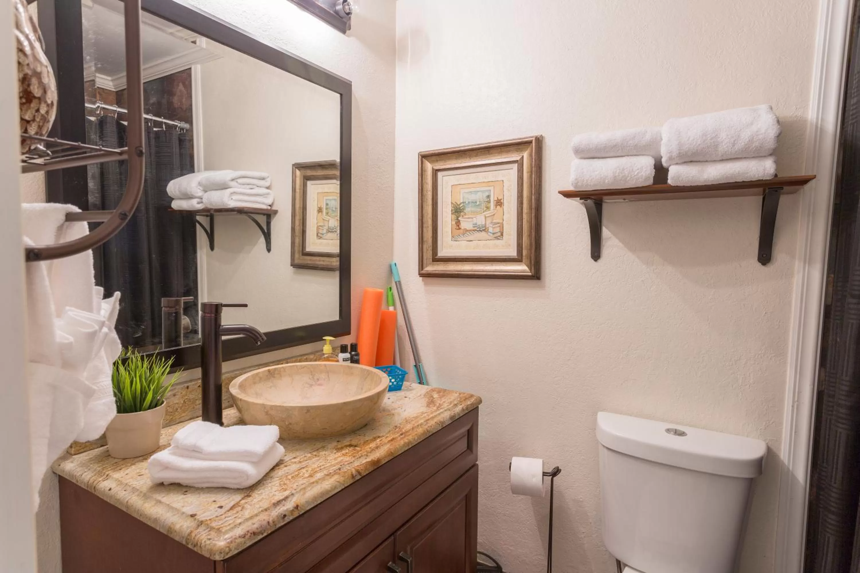 Toilet in TAMPA BAY, BEACH step away, WIFI, FREE PARKING,POOLS, JACUZZI