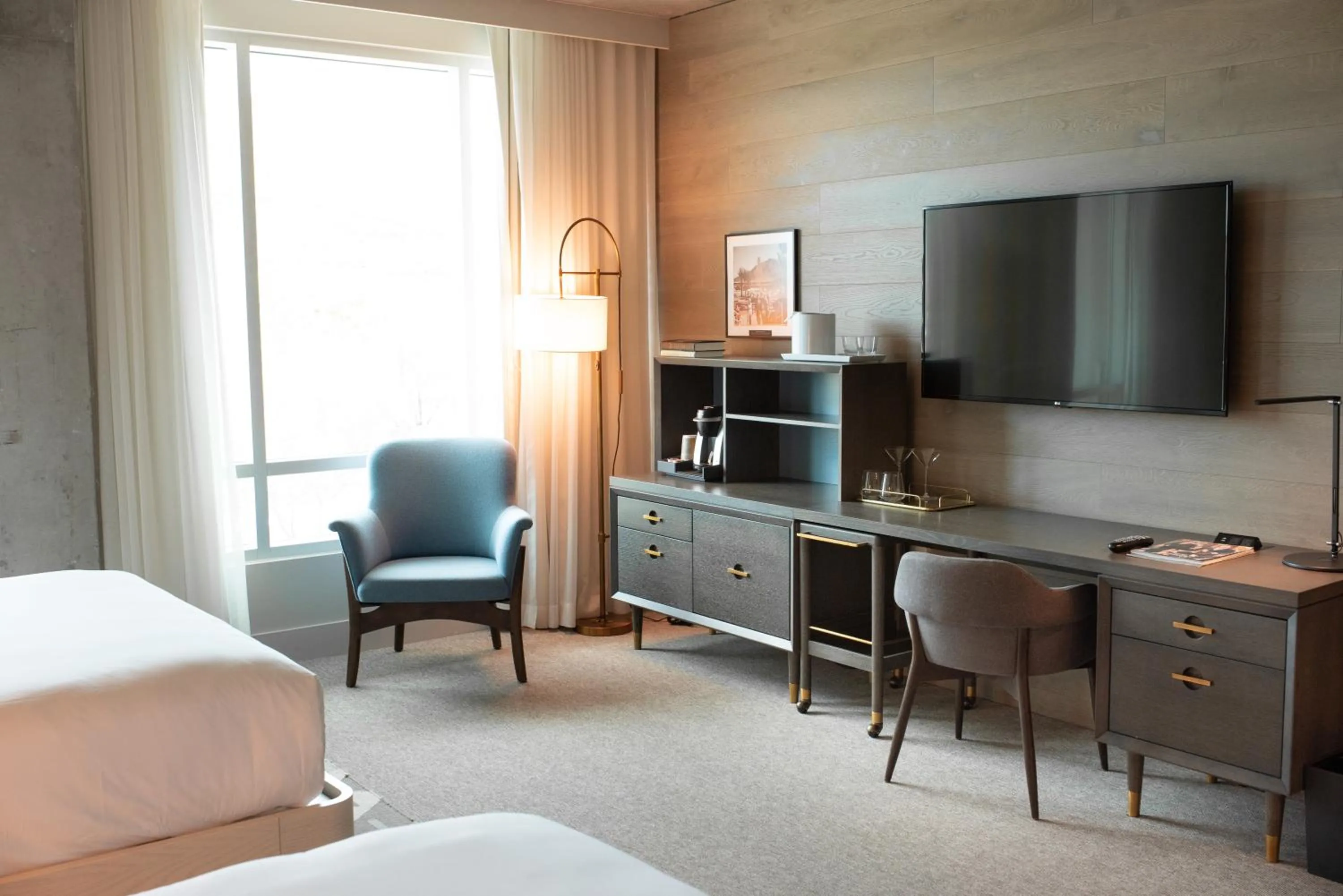 Seating area, Bed in Mountain Shadows Resort Scottsdale