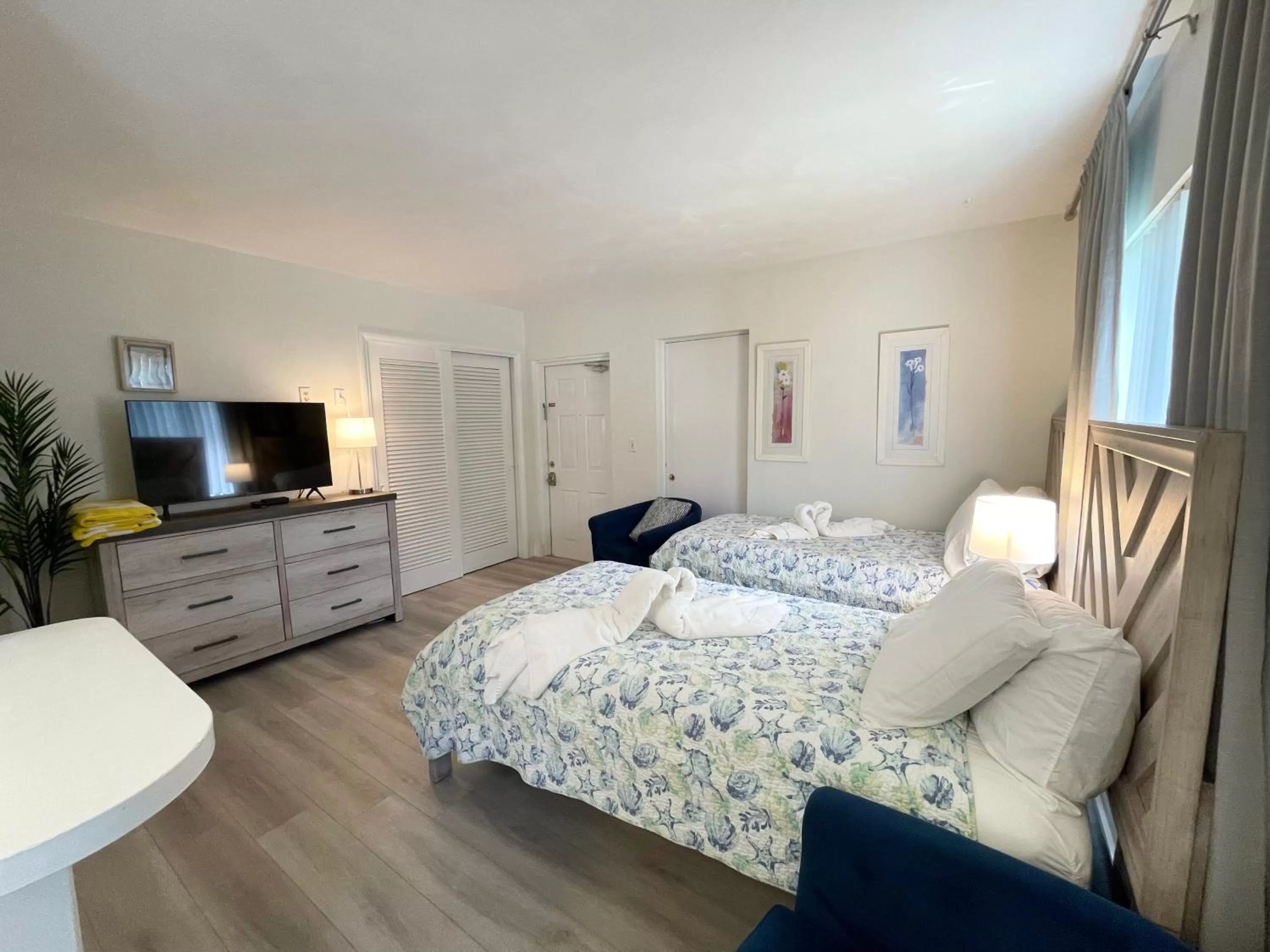 Bed in Tropic Isle Beach Resort