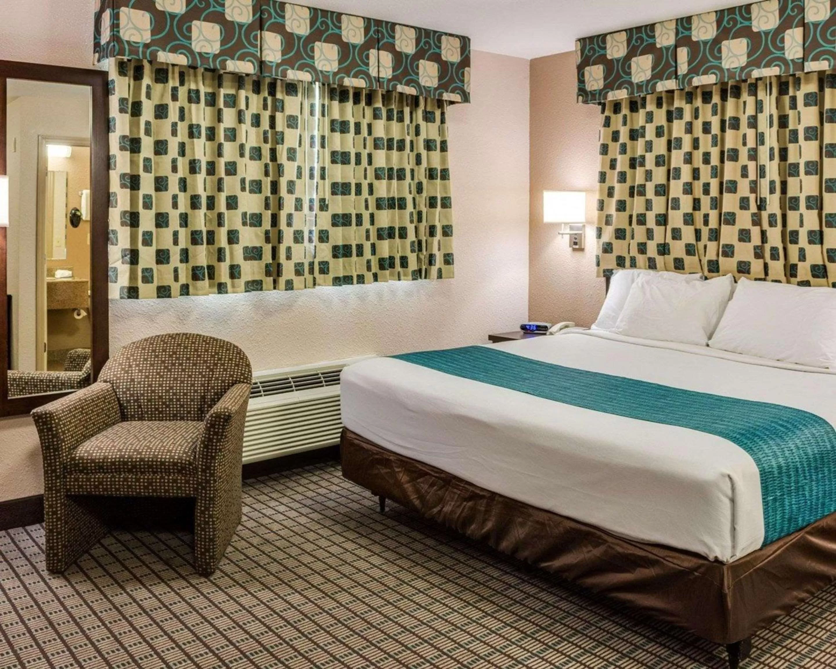 Photo of the whole room, Bed in Suburban Studios Avondale