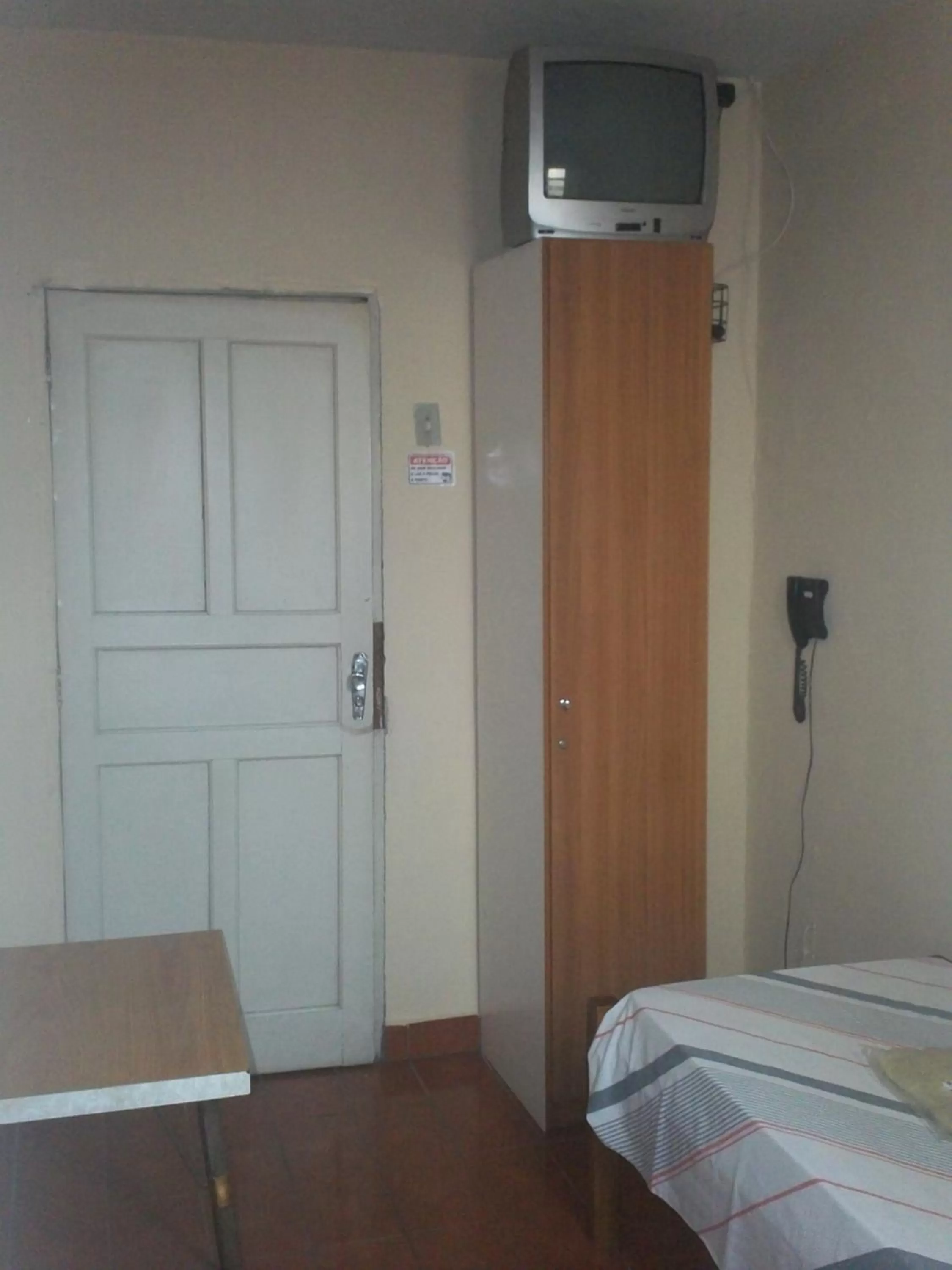 Photo of the whole room, TV/Entertainment Center in Hotel Chaves - Quartos Individuais