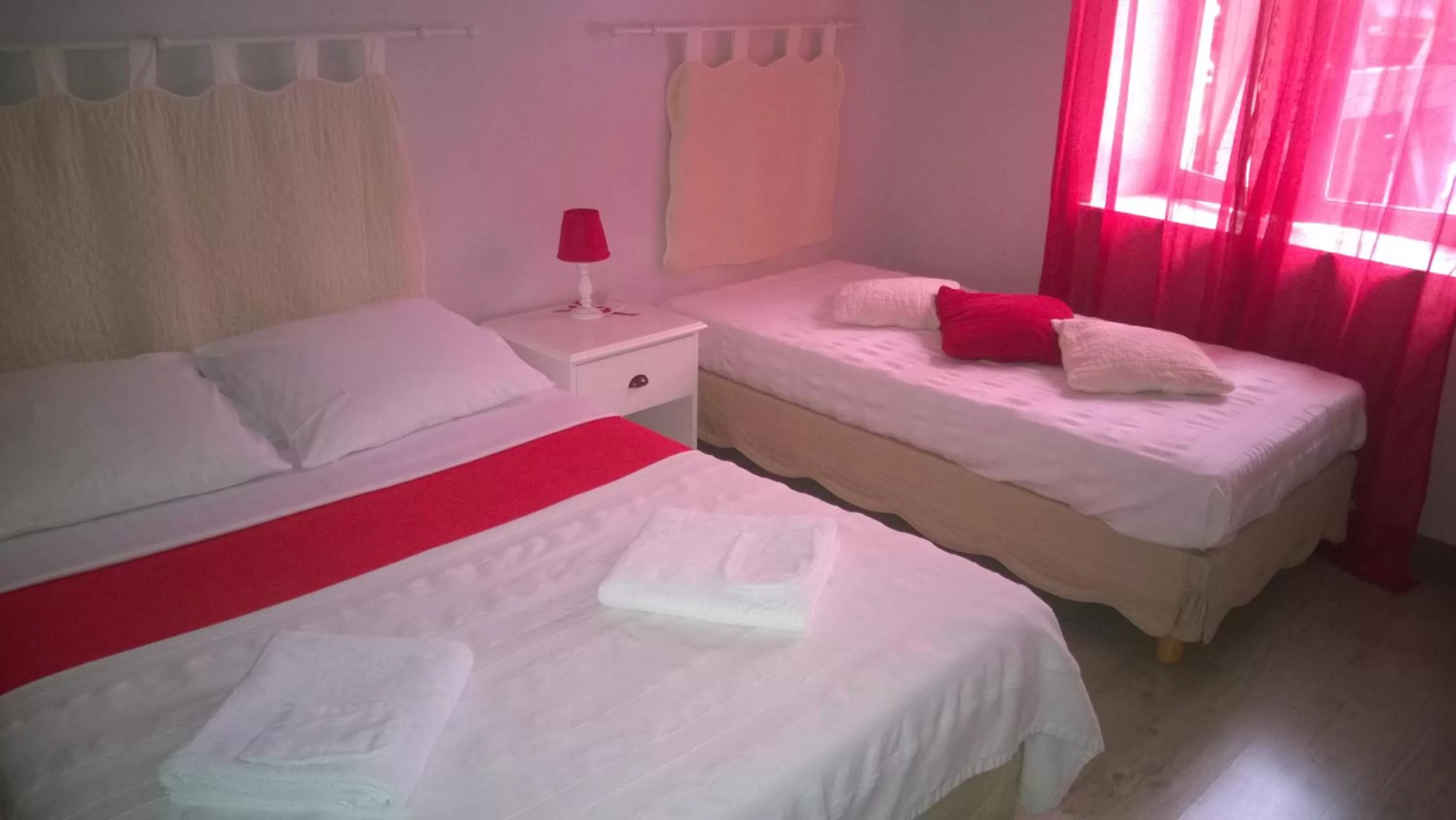 Bathroom, Bed in Chambres D'Hotes "Les Chiens Verts", jardin, terrasse, parking privé