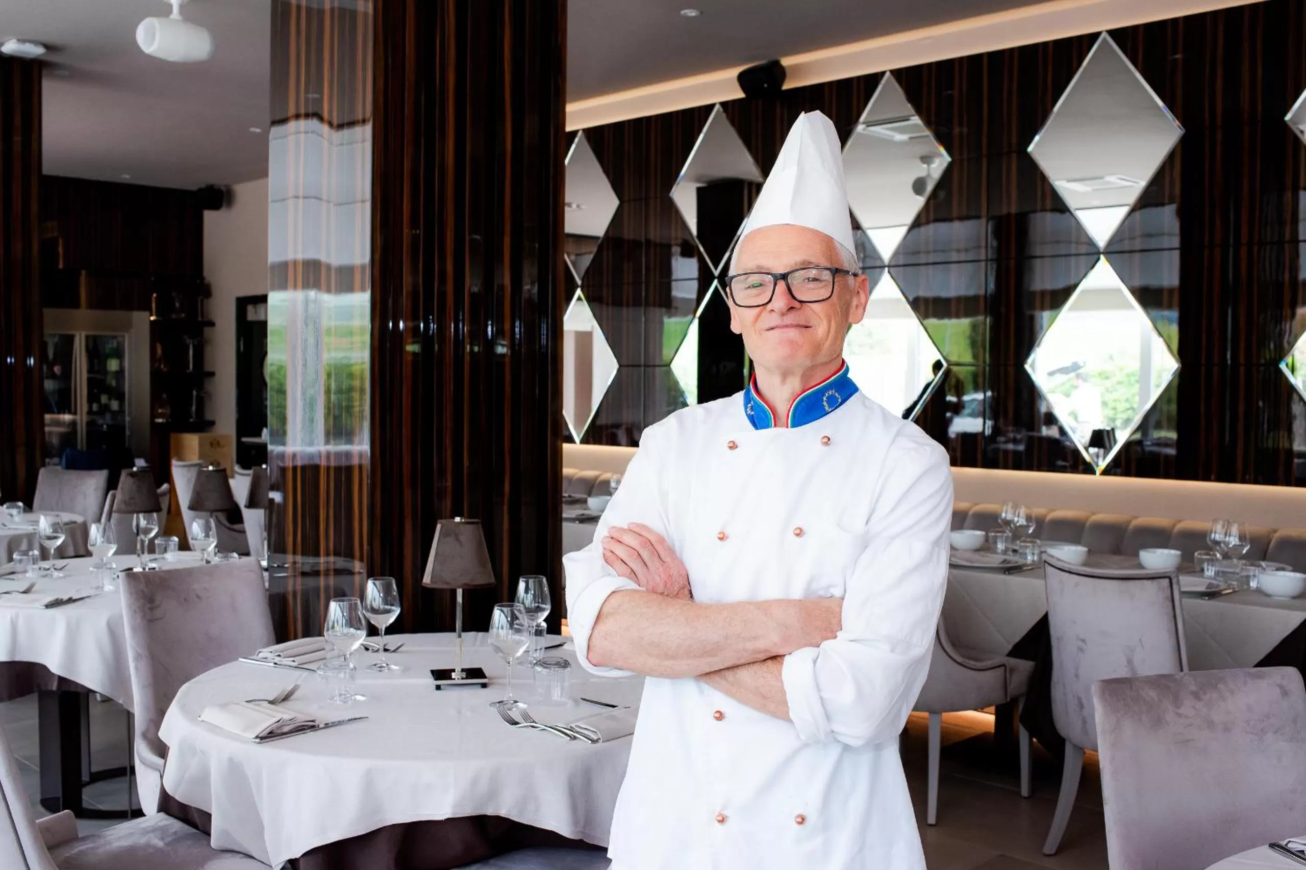 Restaurant/places to eat in M2 Hotel