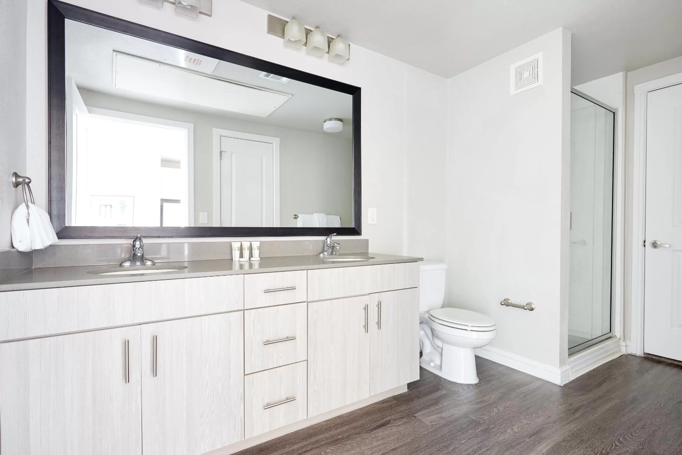 Living room, Bathroom in Sonder at Southtown