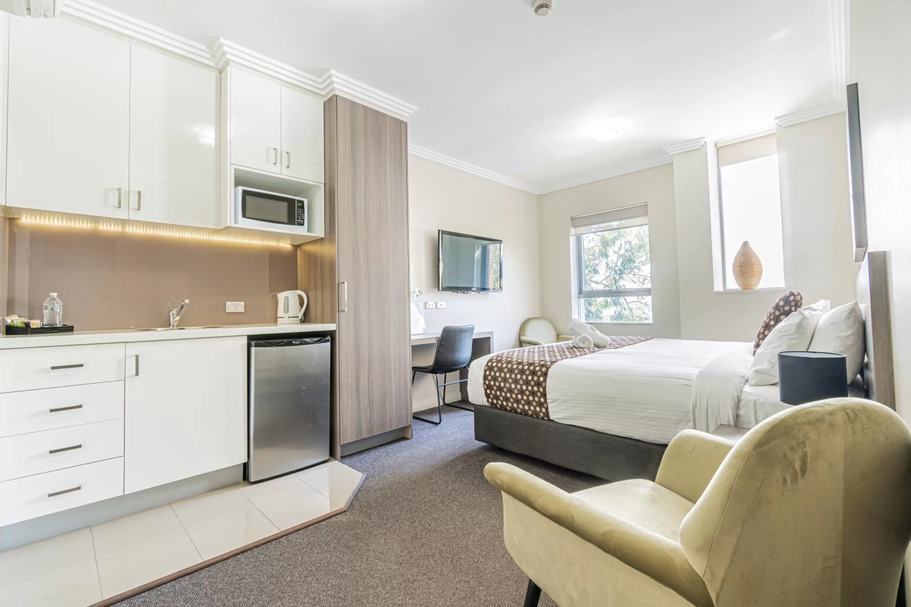 Kitchen or kitchenette, Bed in Best Western Plus Camperdown Suites
