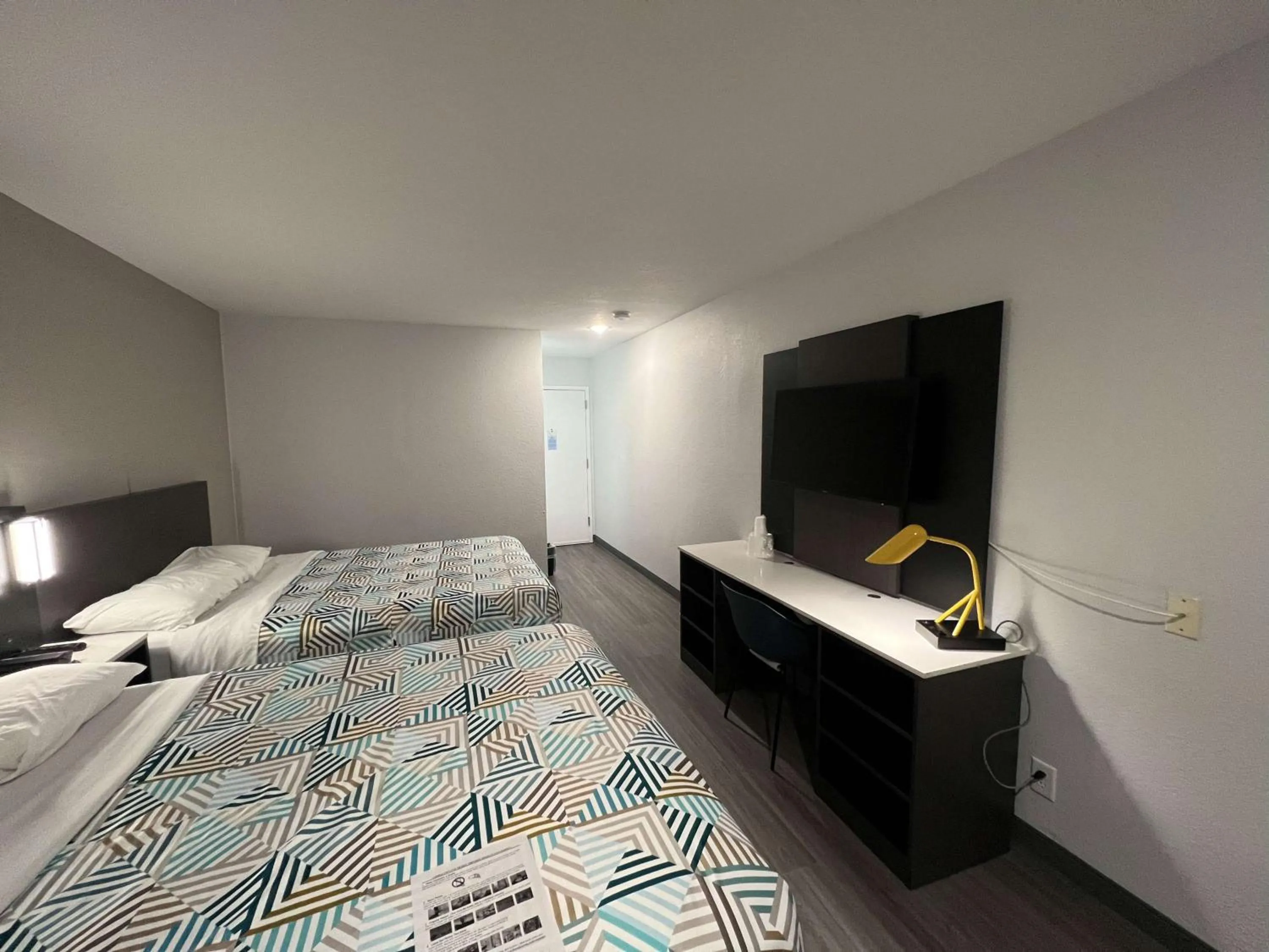 Photo of the whole room, Bed in Motel 6-Altoona, IA - Des Moines East