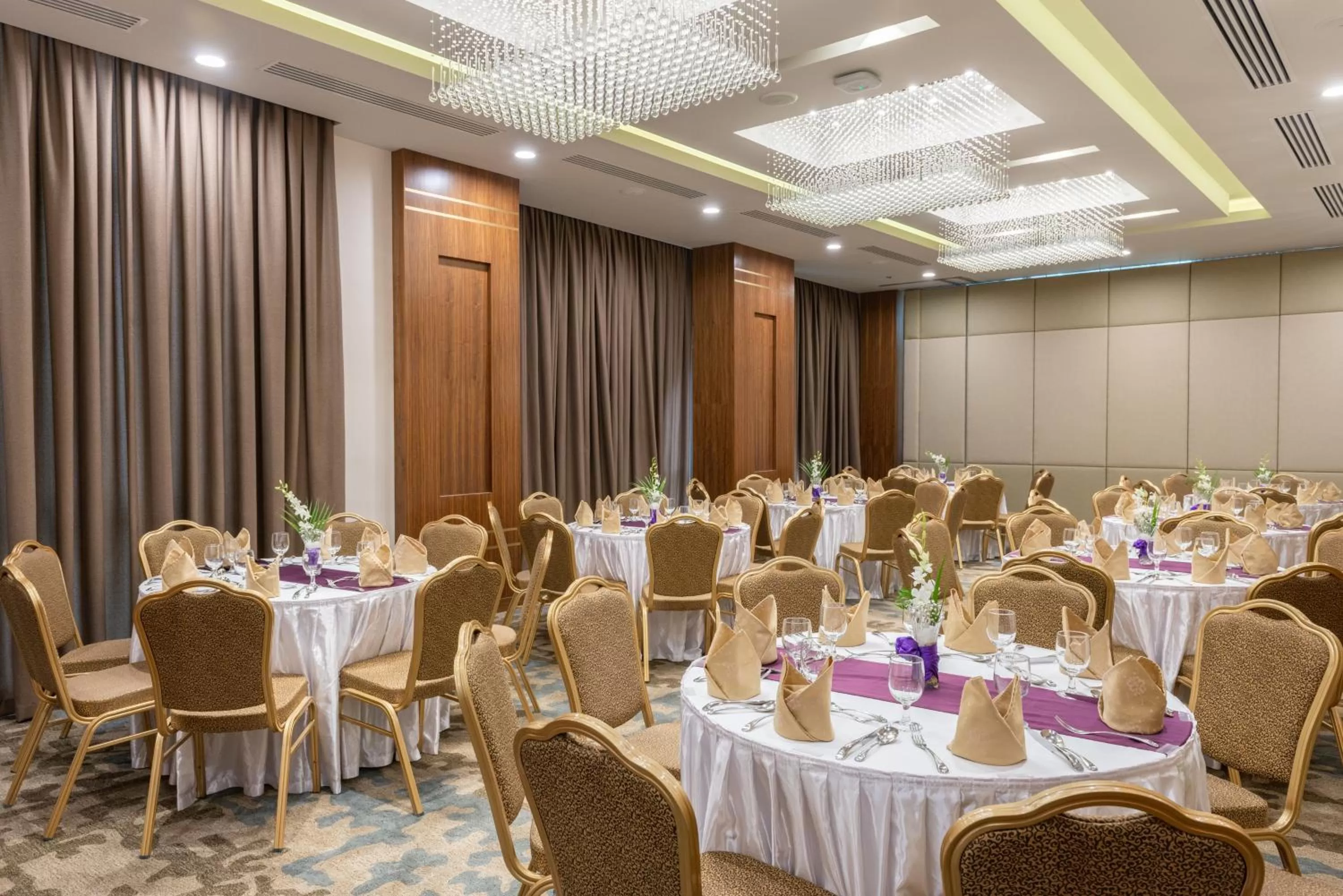 Restaurant/places to eat in Century Hotel Doha