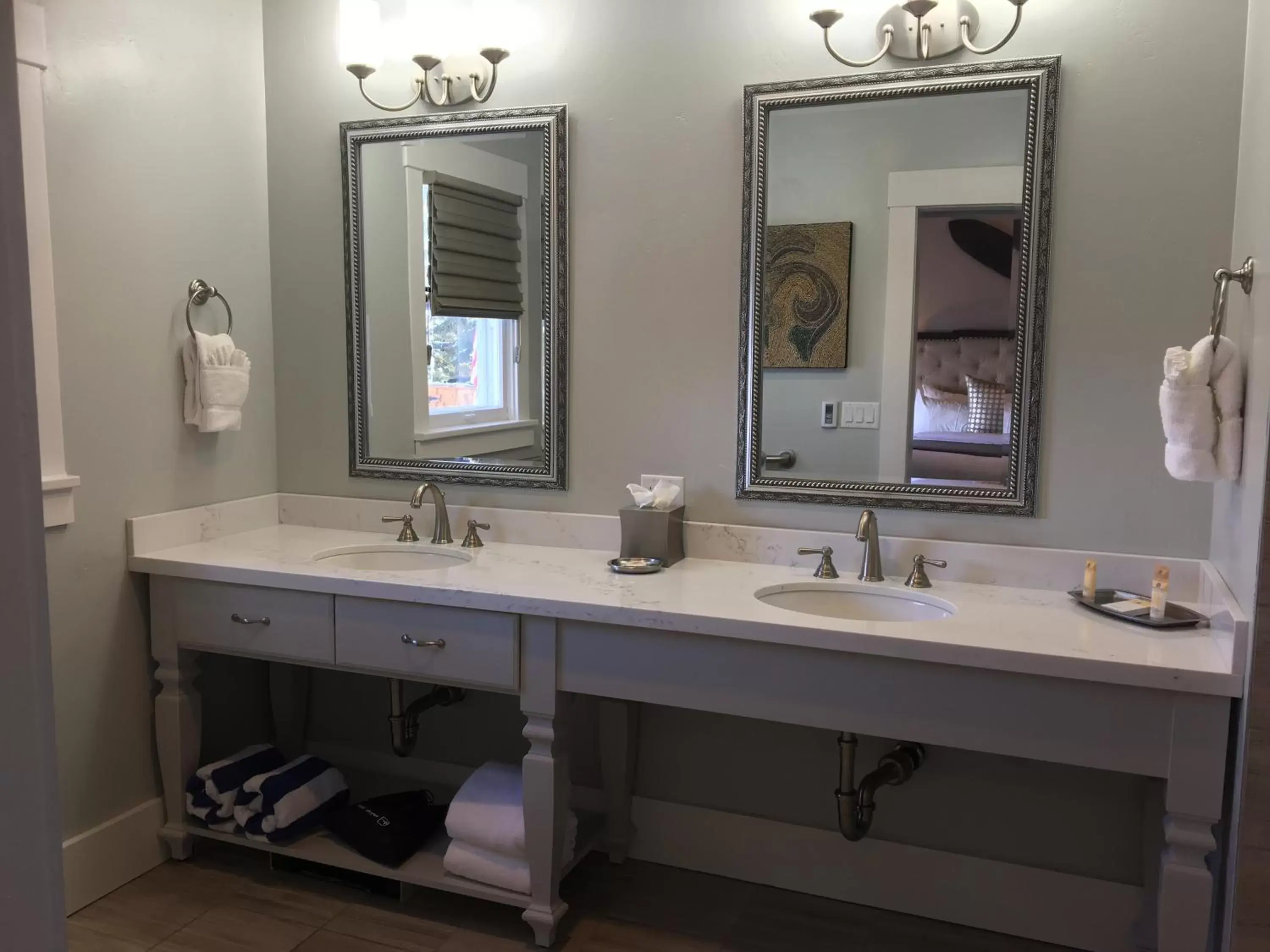 Superior Queen Room in Huff House Inn and Cabins Superior Queen Room in Huff House Inn and Cabins