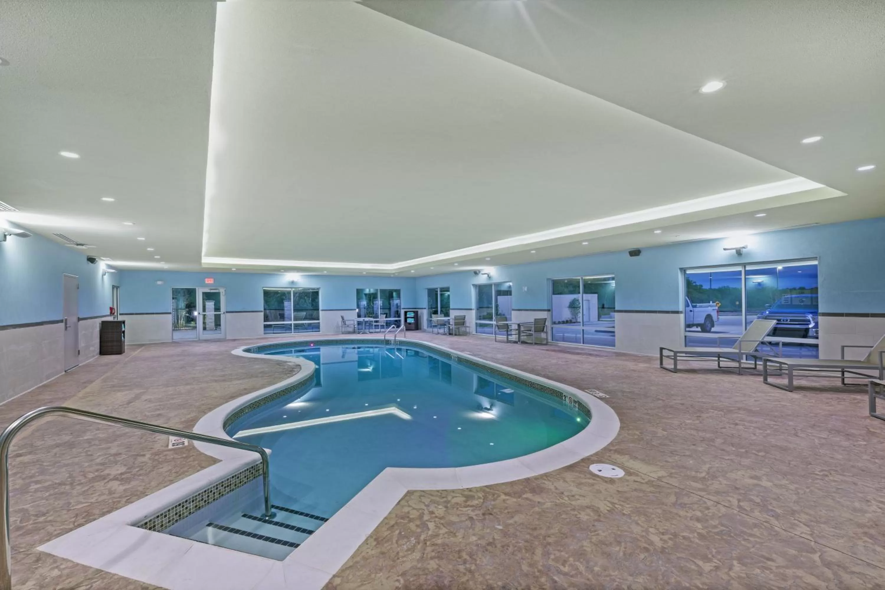Swimming pool in Holiday Inn Express & Suites - Parsons by IHG