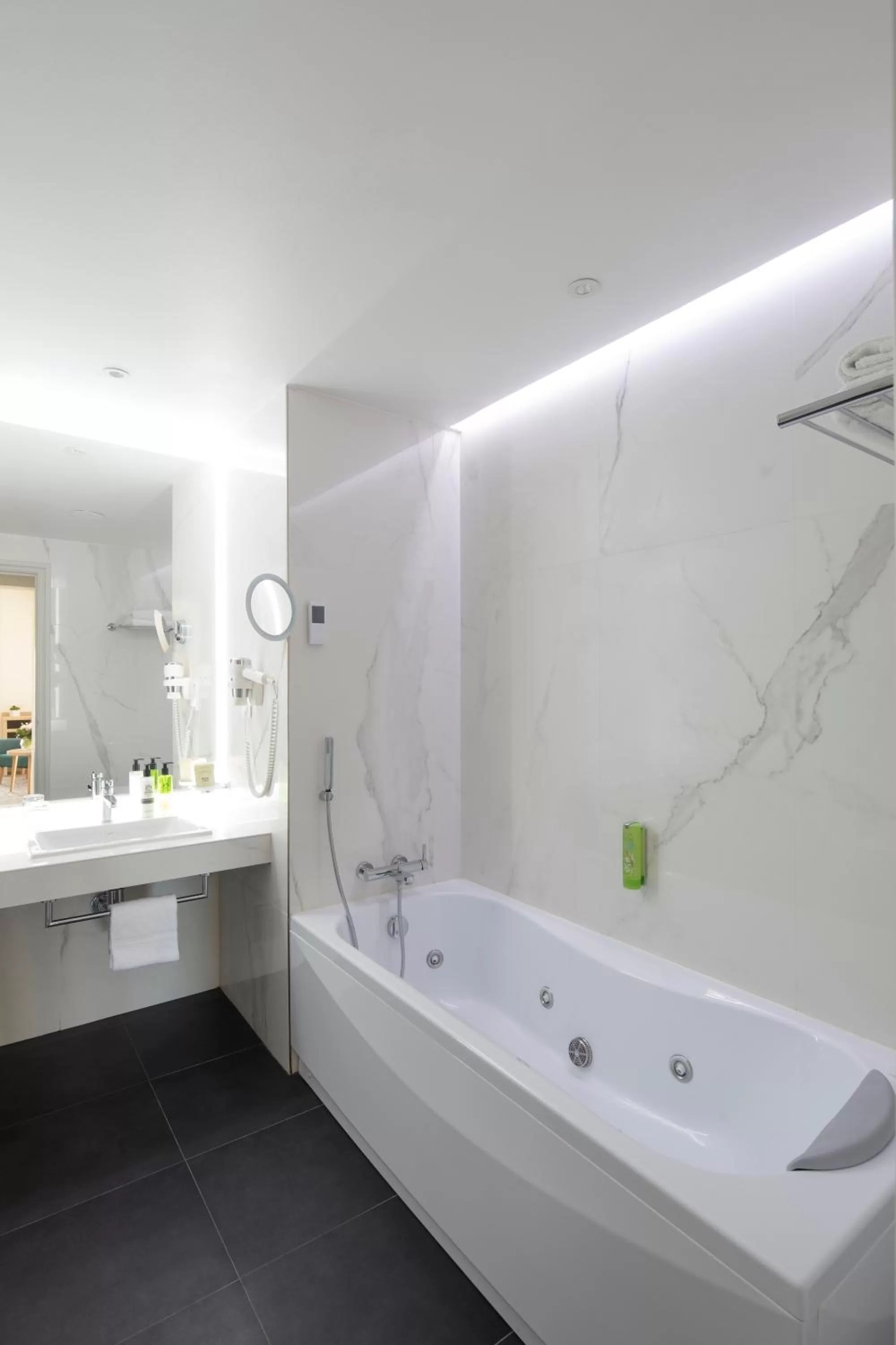 Hot Tub in Splendid Hotel & Spa Nice