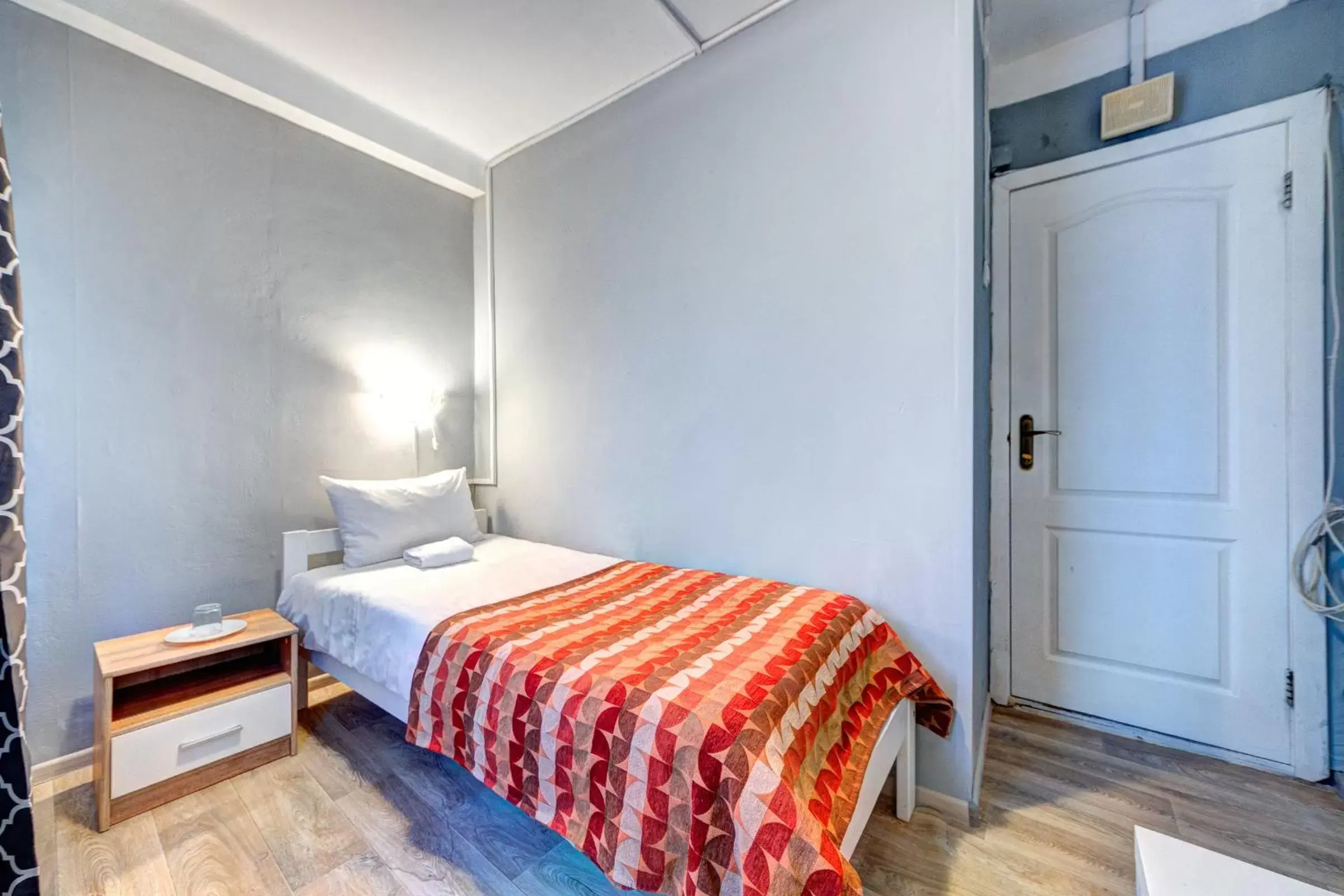 Single Room with Shared Bathroom in Holosiyvsky Hotel Single Room with Shared Bathroom in Holosiyvsky Hotel