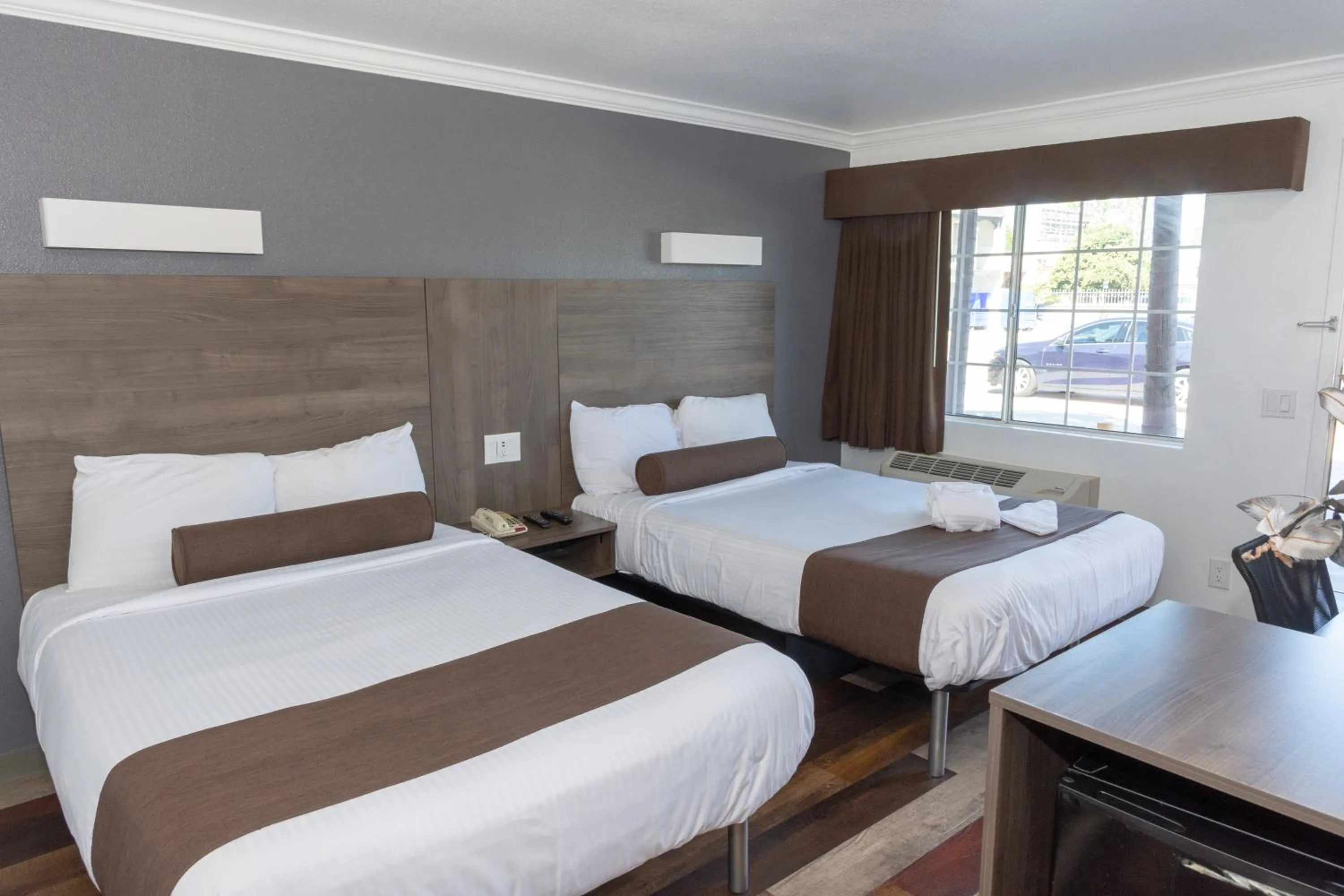 Bedroom, Bed in Value Inn Bellflower