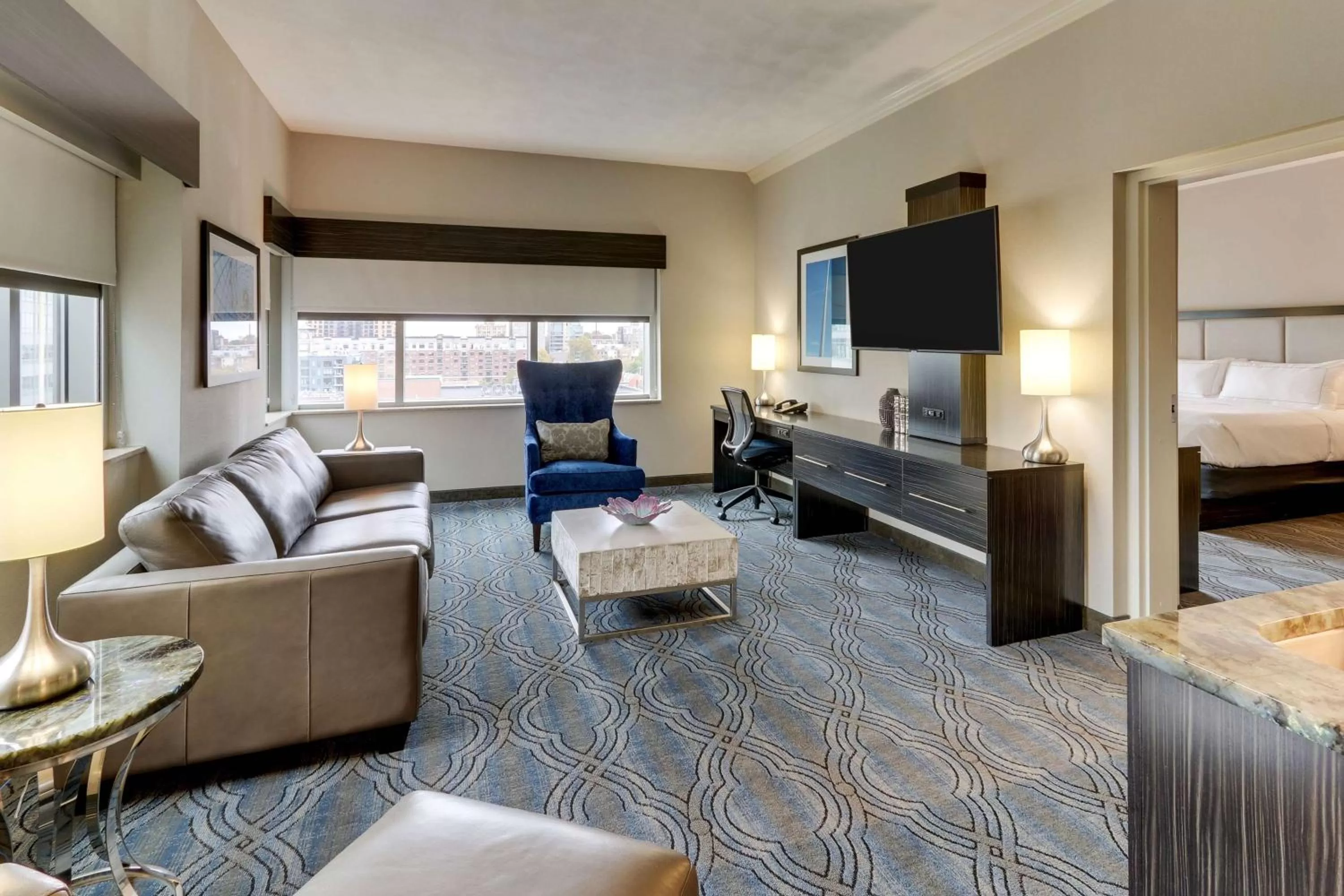 Living room, Bed in DoubleTree by Hilton St. Louis Forest Park