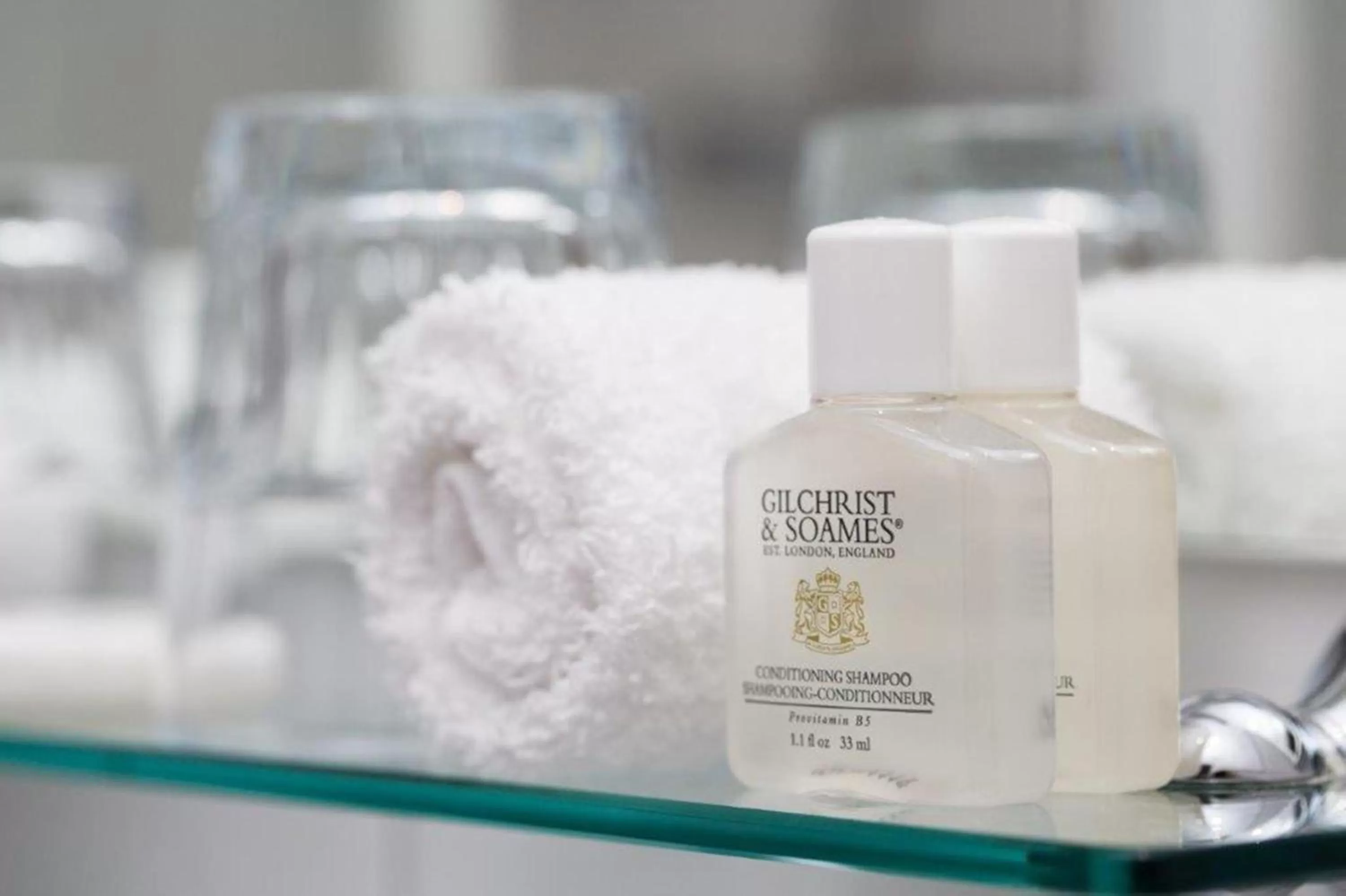 Bathroom in London House Hotel