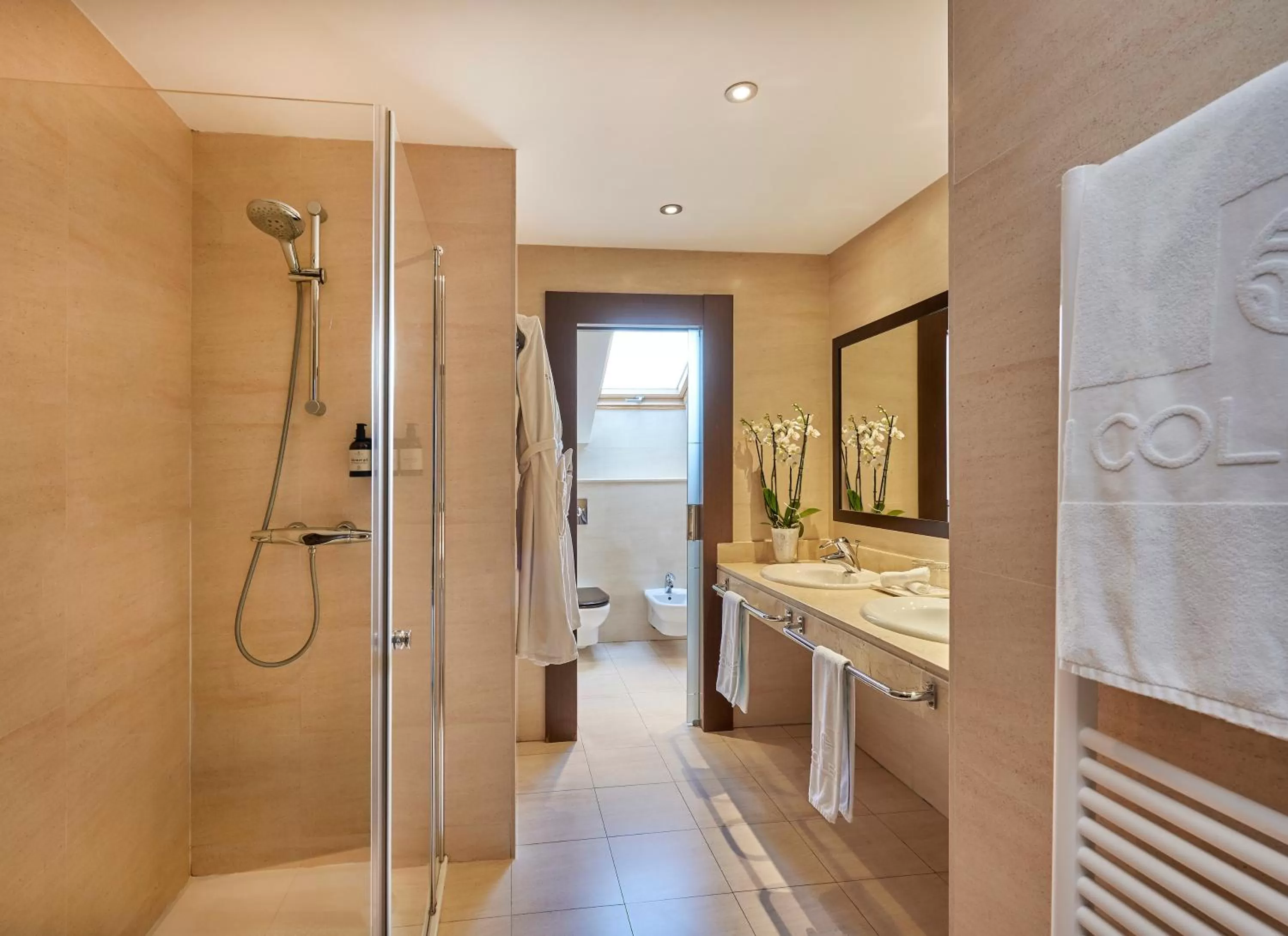 Bathroom in NH Collection León Plaza Mayor