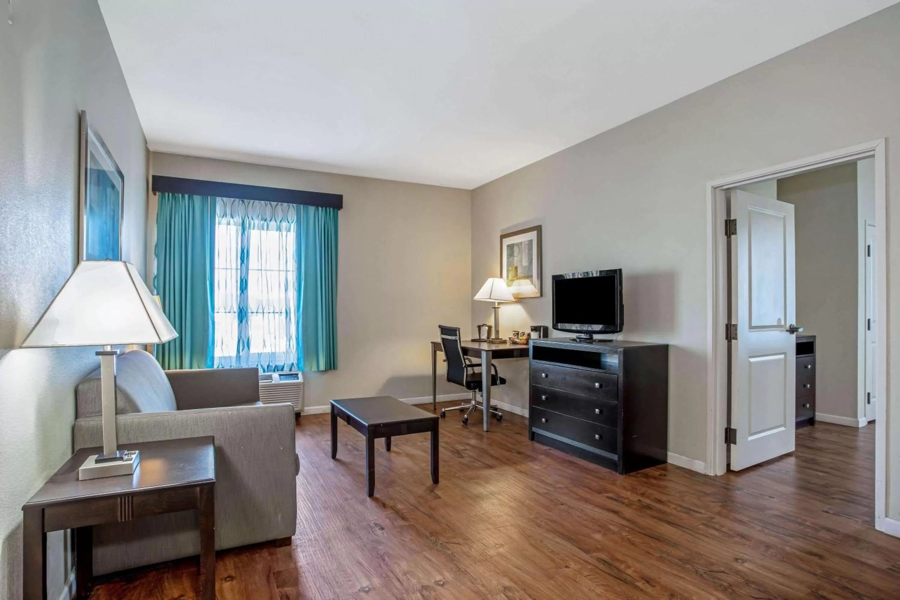 Photo of the whole room in La Quinta by Wyndham PCB Pier Park area