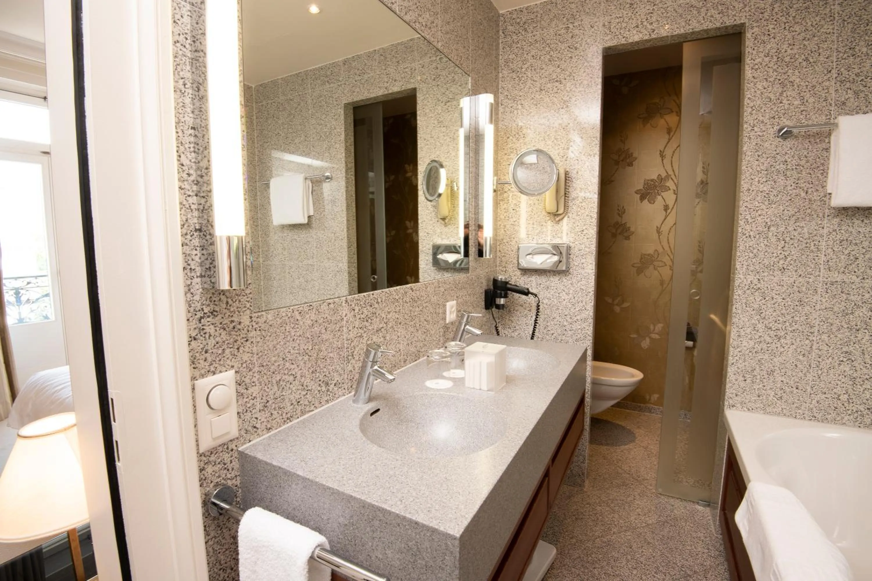 Bathroom in Hôtel Des Trois Couronnes & Spa - The Leading Hotels of the World