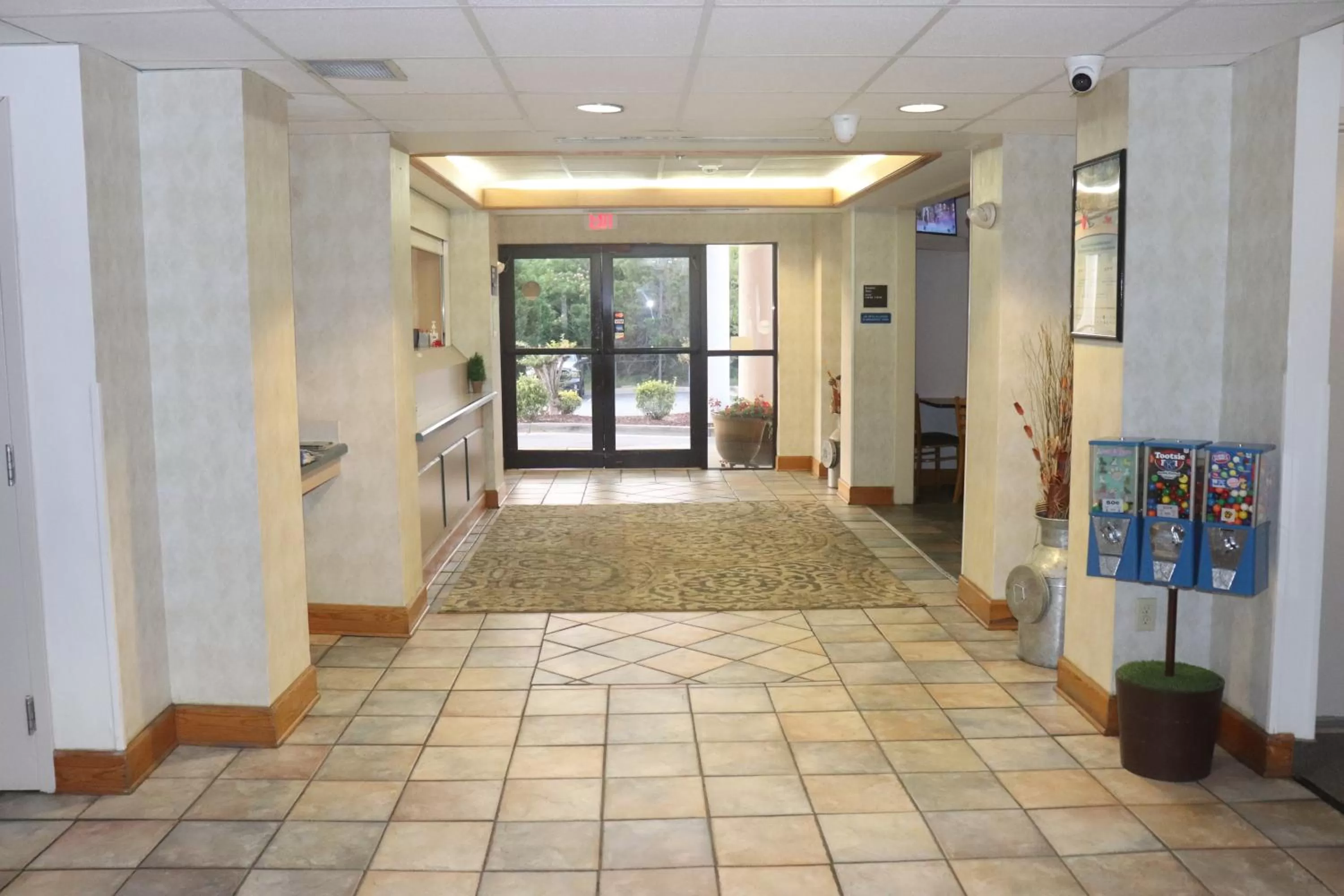 Property building in Howard Johnson by Wyndham Tifton GA I-75