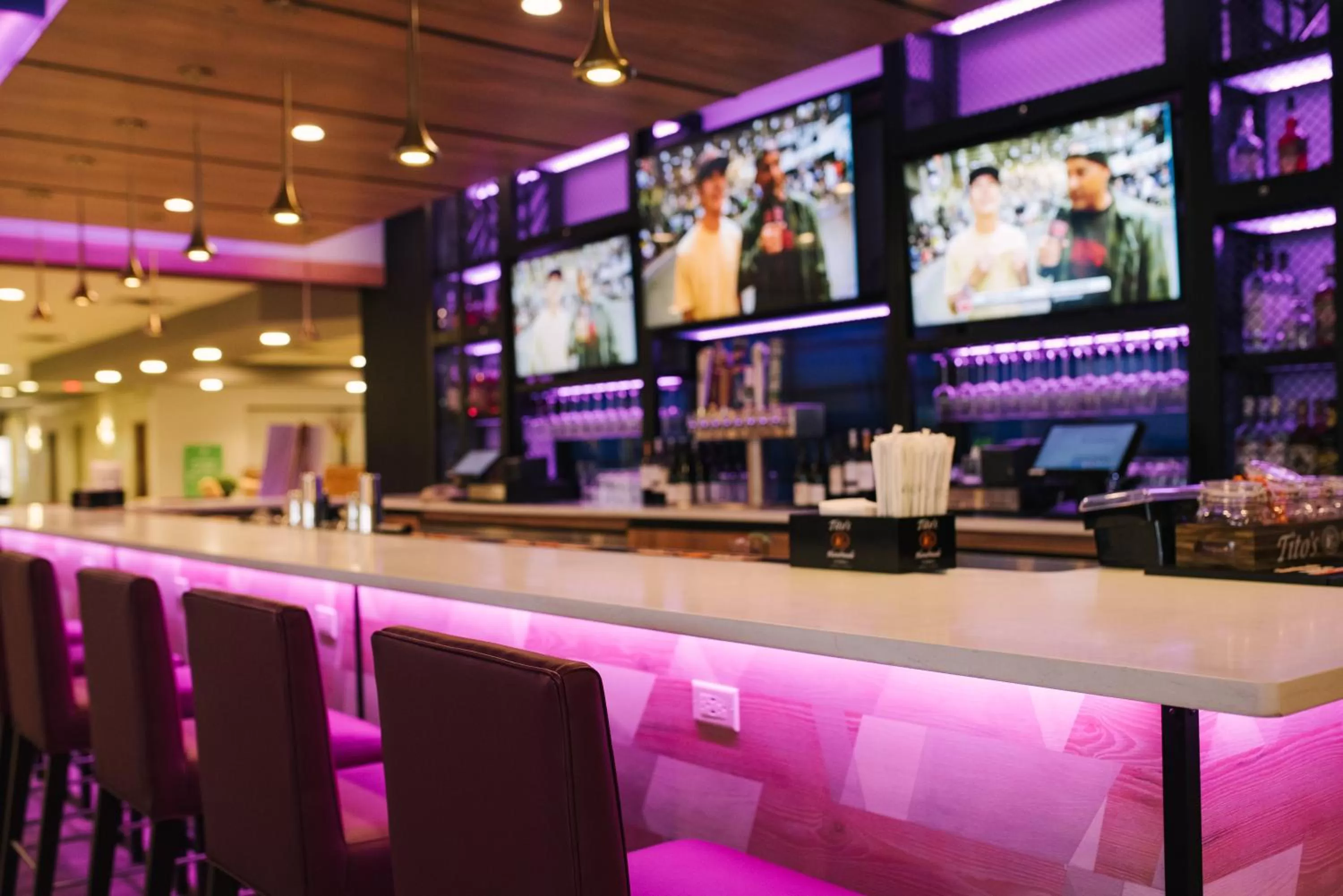 Lounge or bar in Holiday Inn Philadelphia-Cherry Hill by IHG