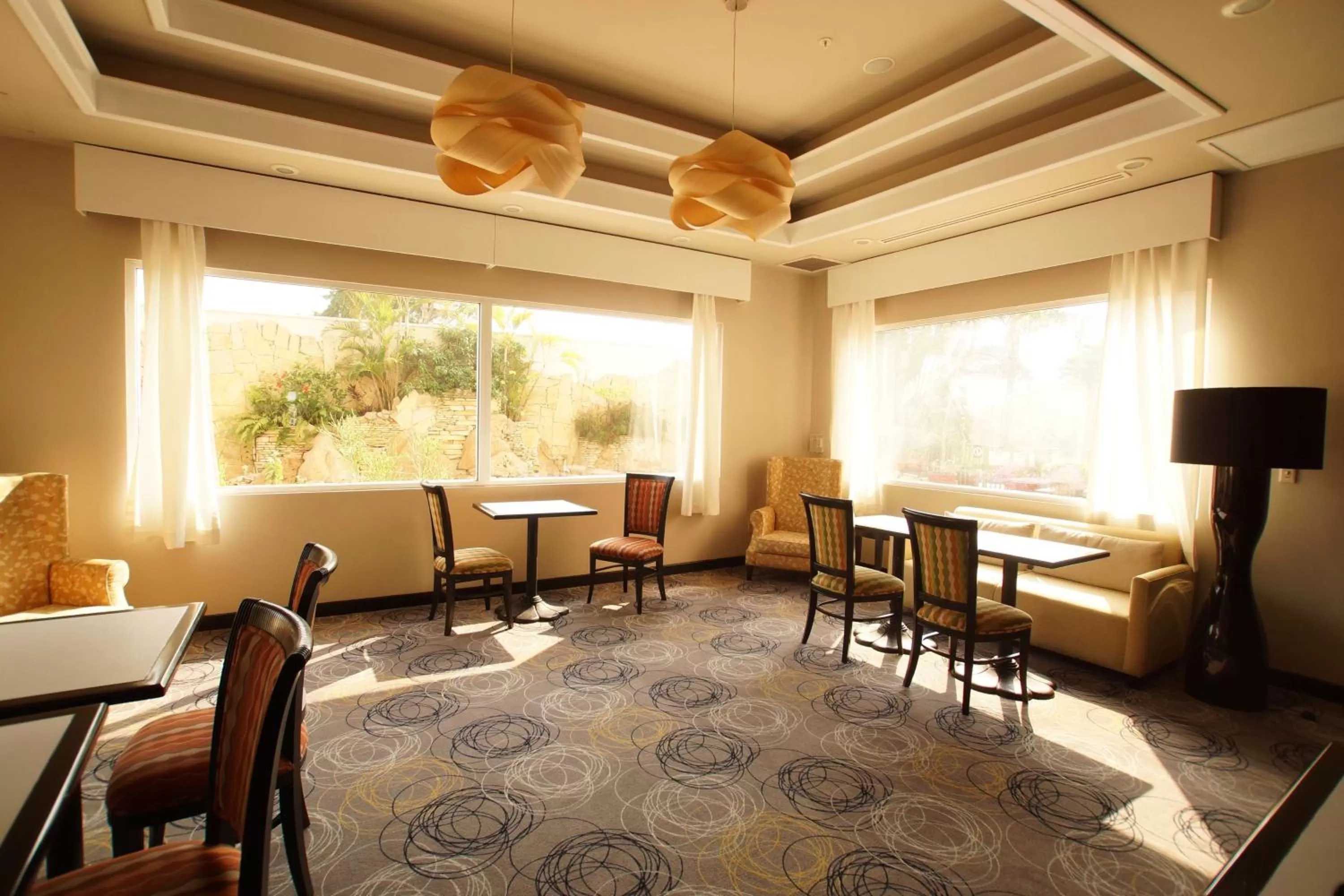Dining area in Hampton Inn Tampico Airport