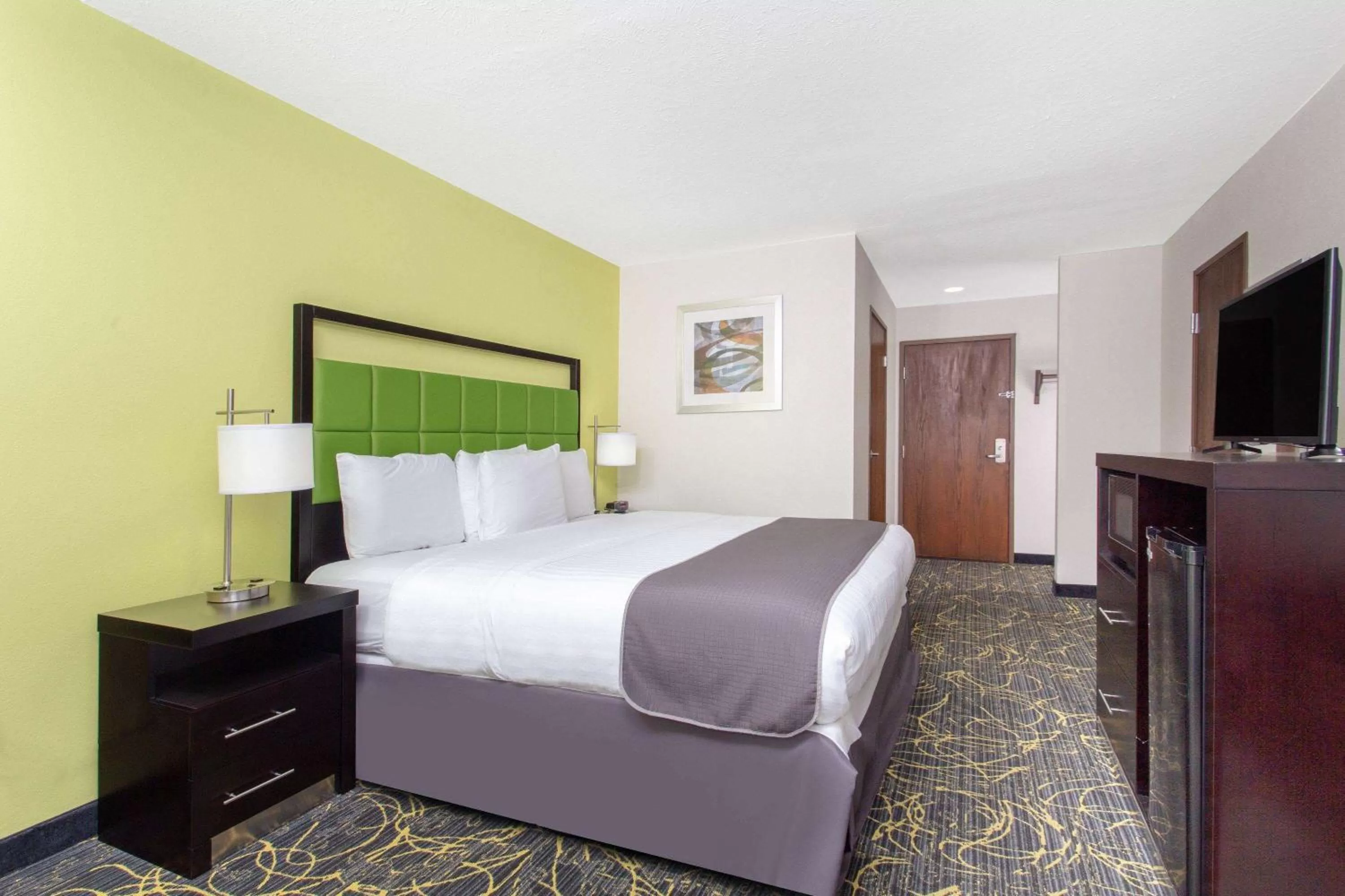 Photo of the whole room, Bed in AmericInn and Suites by Wyndham Delafield-Waukesha-Milwaukee