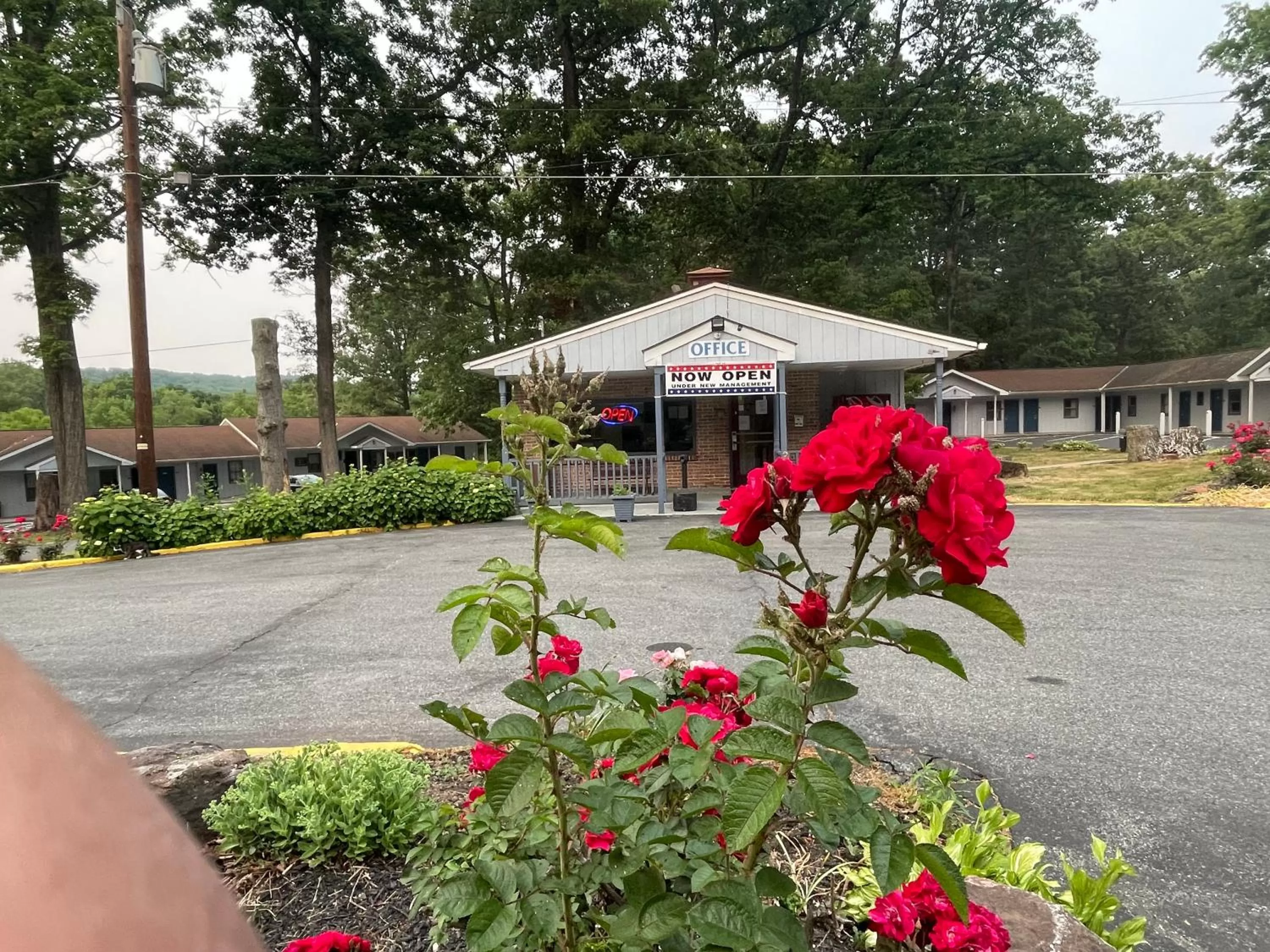 Facade/entrance in Pennswoods Inn