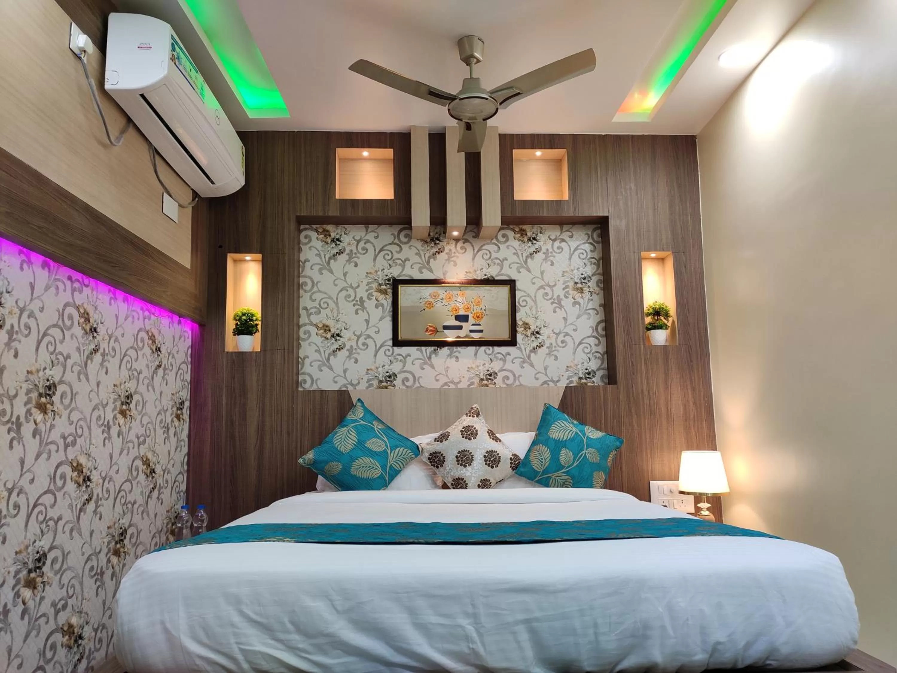 Bed in HOTEL CENTRAL SQUARE "A Couple Friendly Hotel"