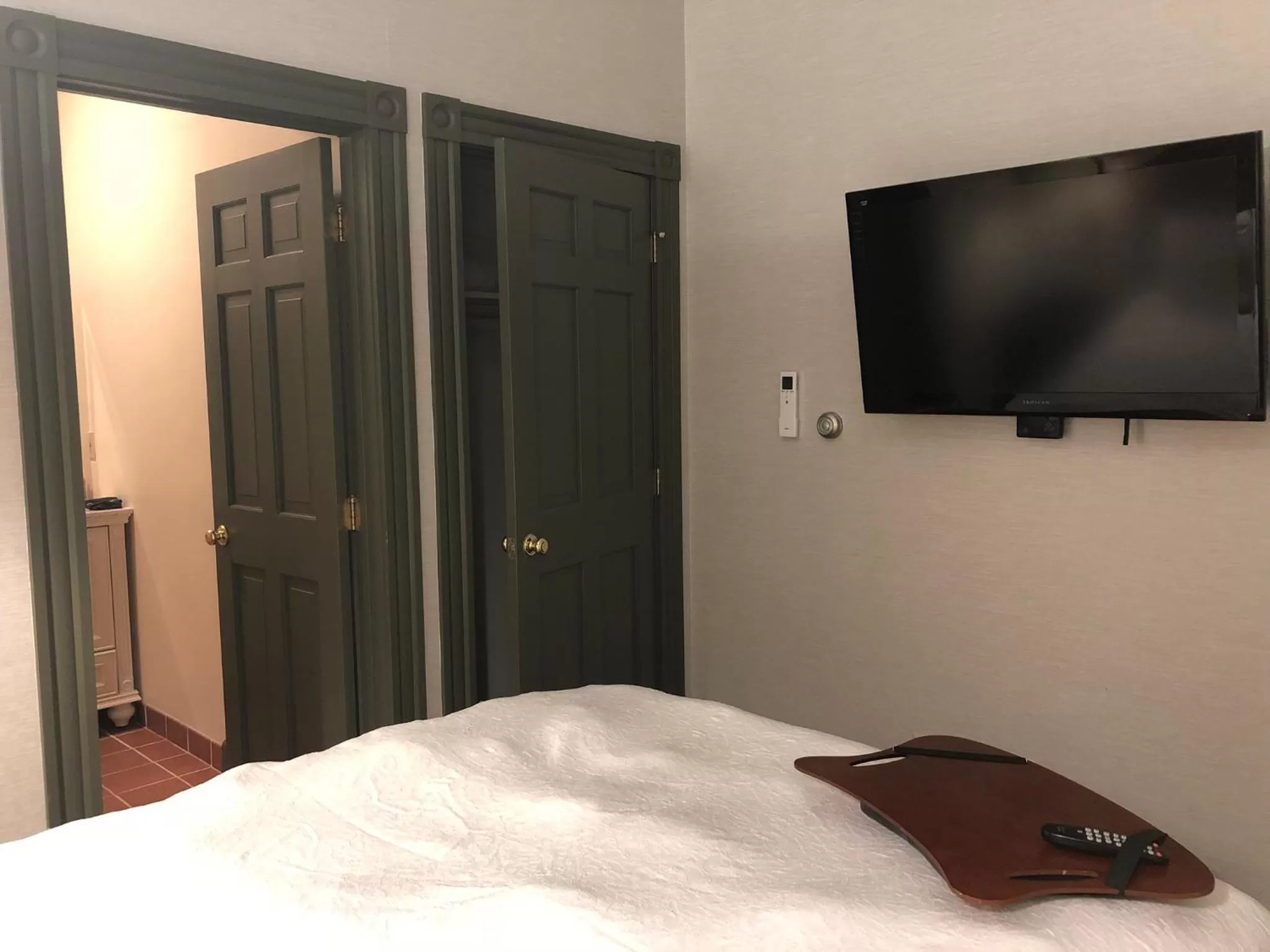 Photo of the whole room, Bed in Chambery Inn