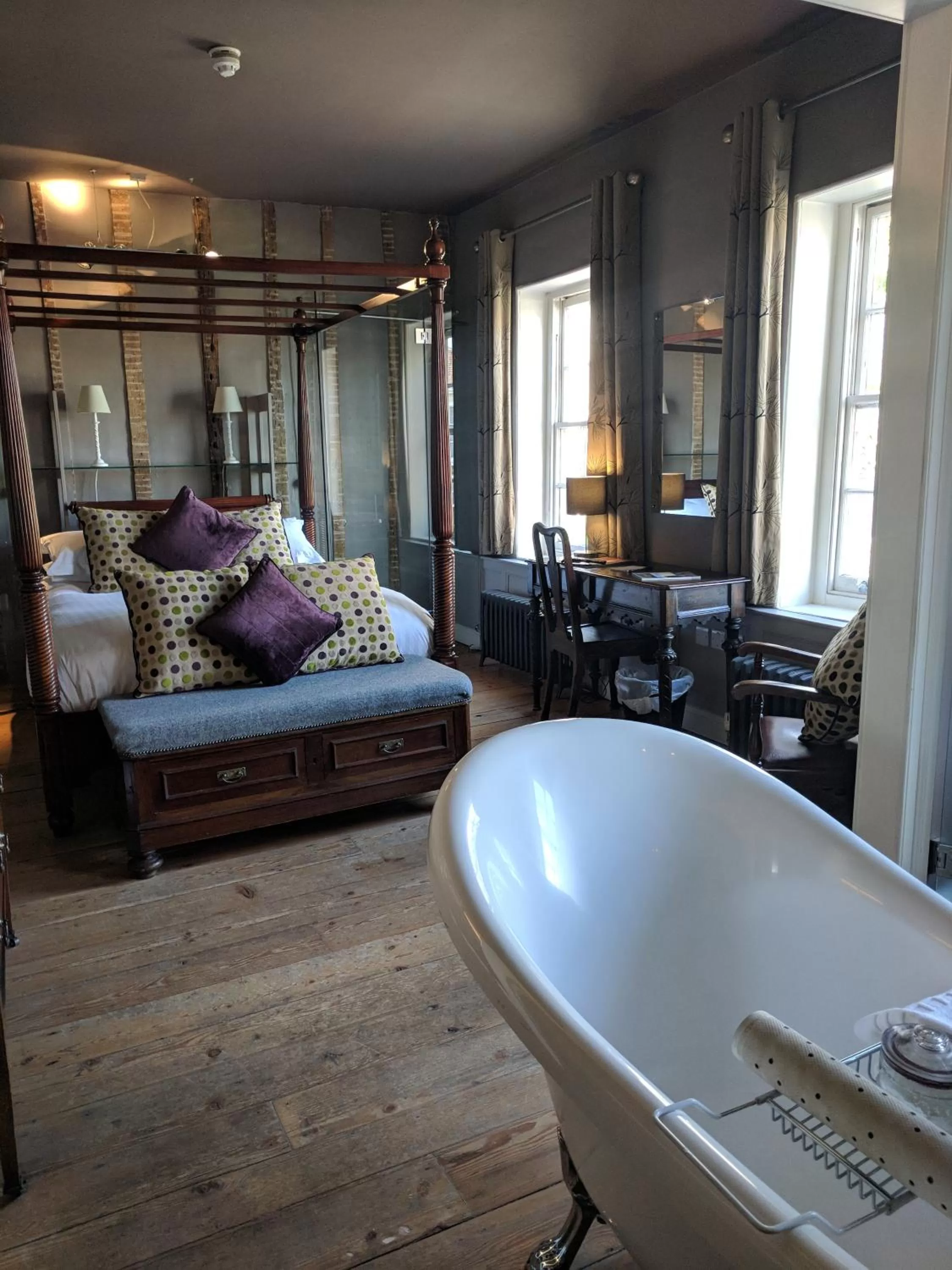 Photo of the whole room, Bed in The Wellington