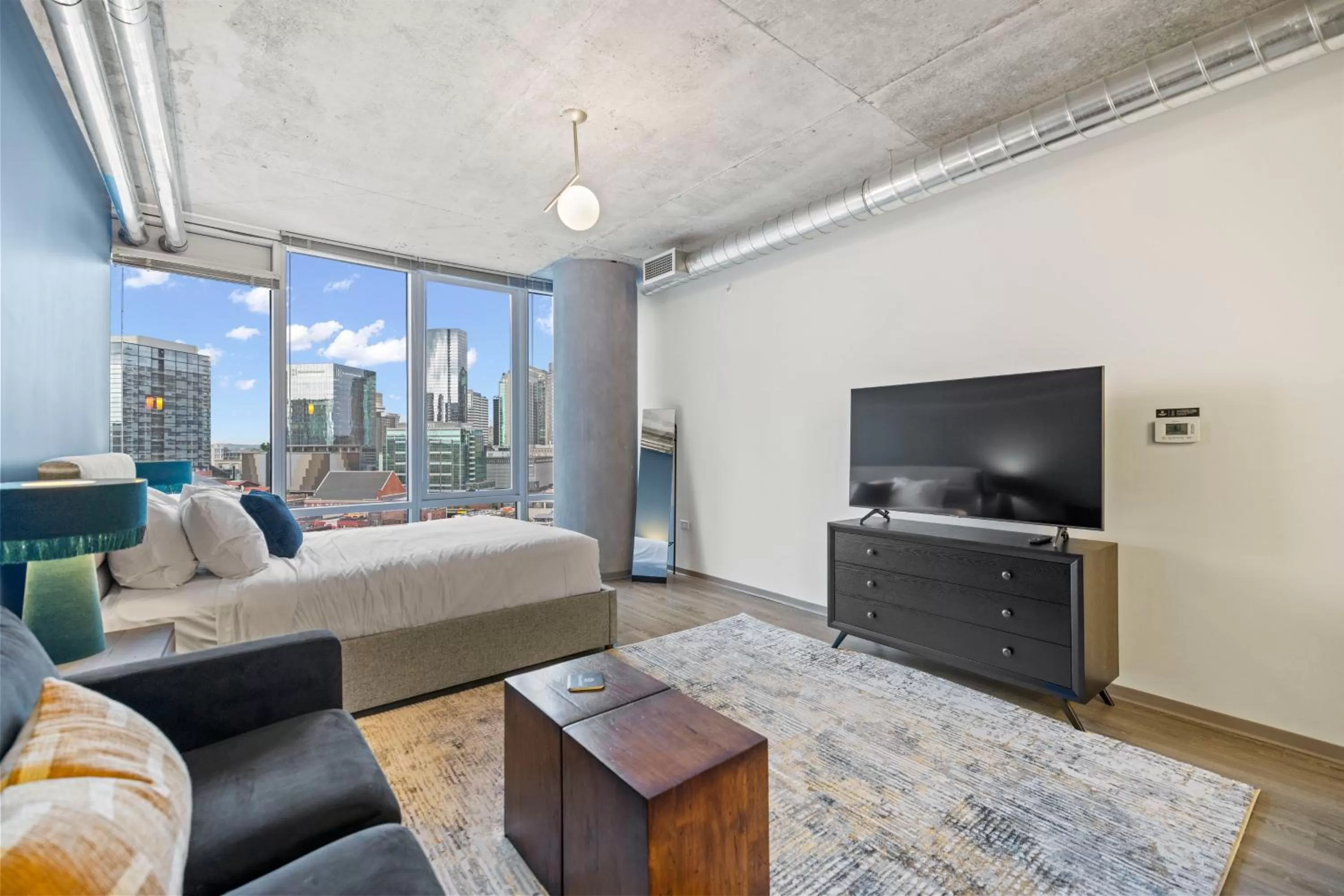 Seating area, Bed in Placemakr Premier SoBro