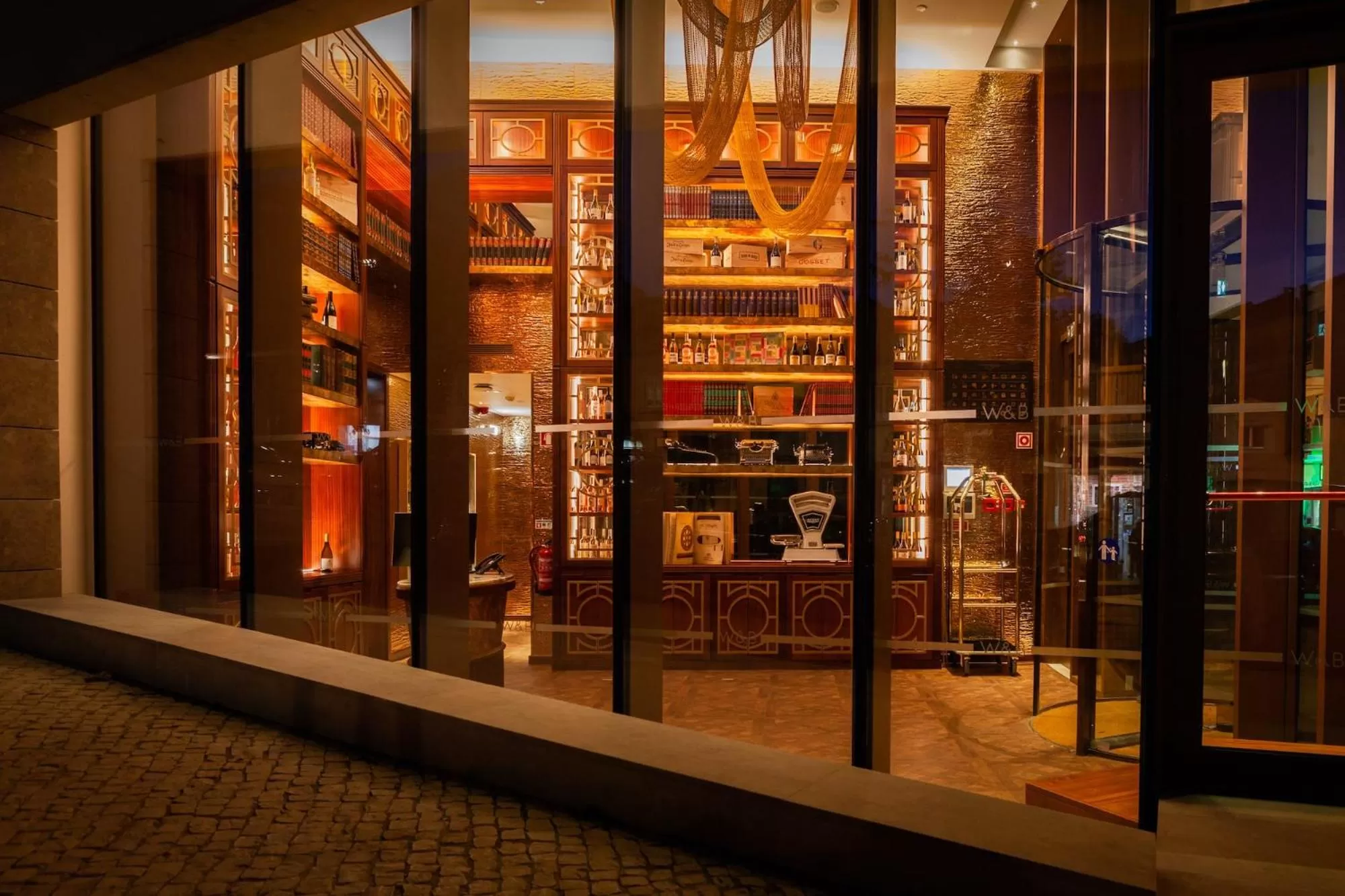 Night in Wine & Books Lisboa Hotel