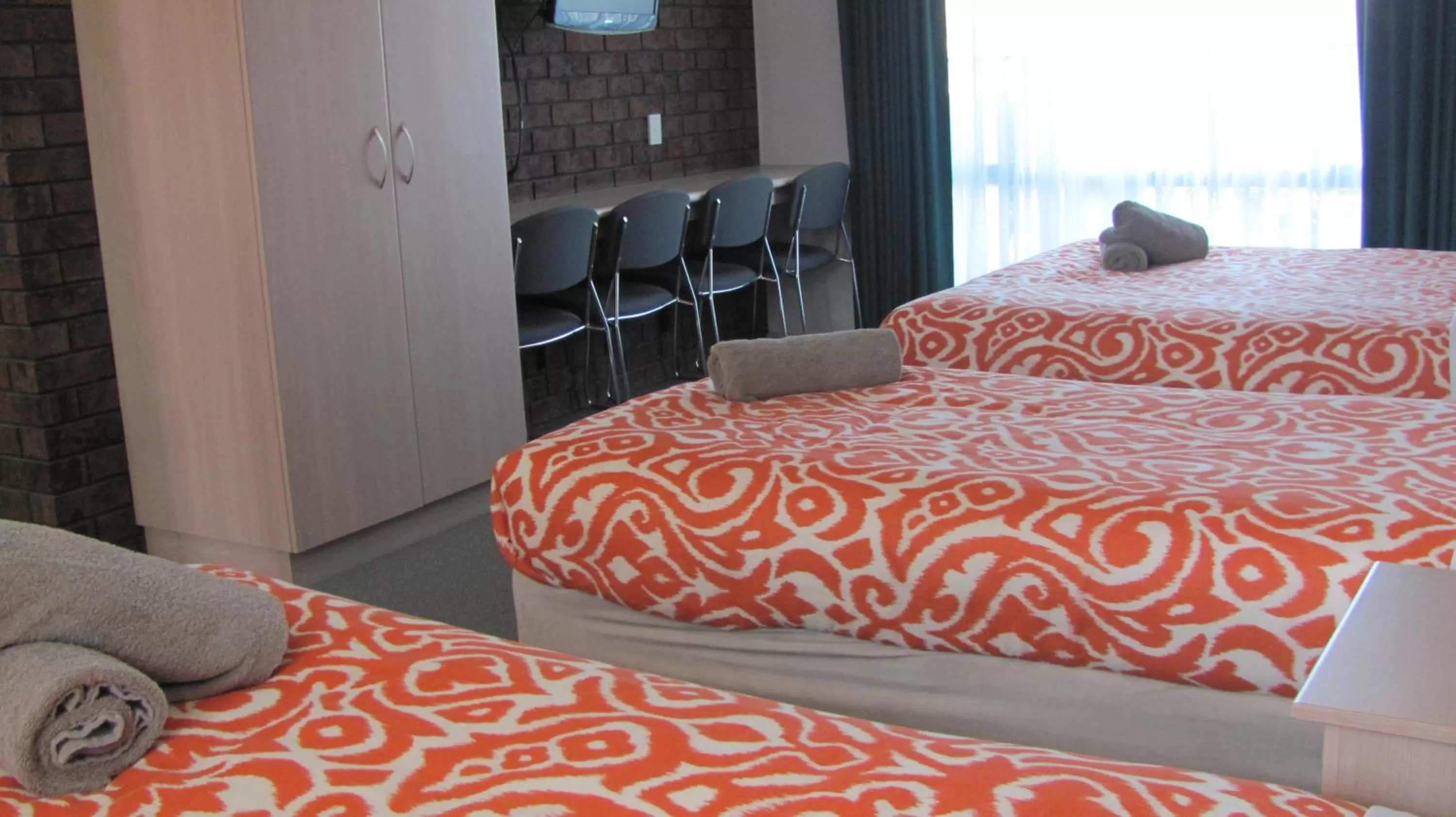 Bedroom, Bed in Bristol Hill Motor Inn