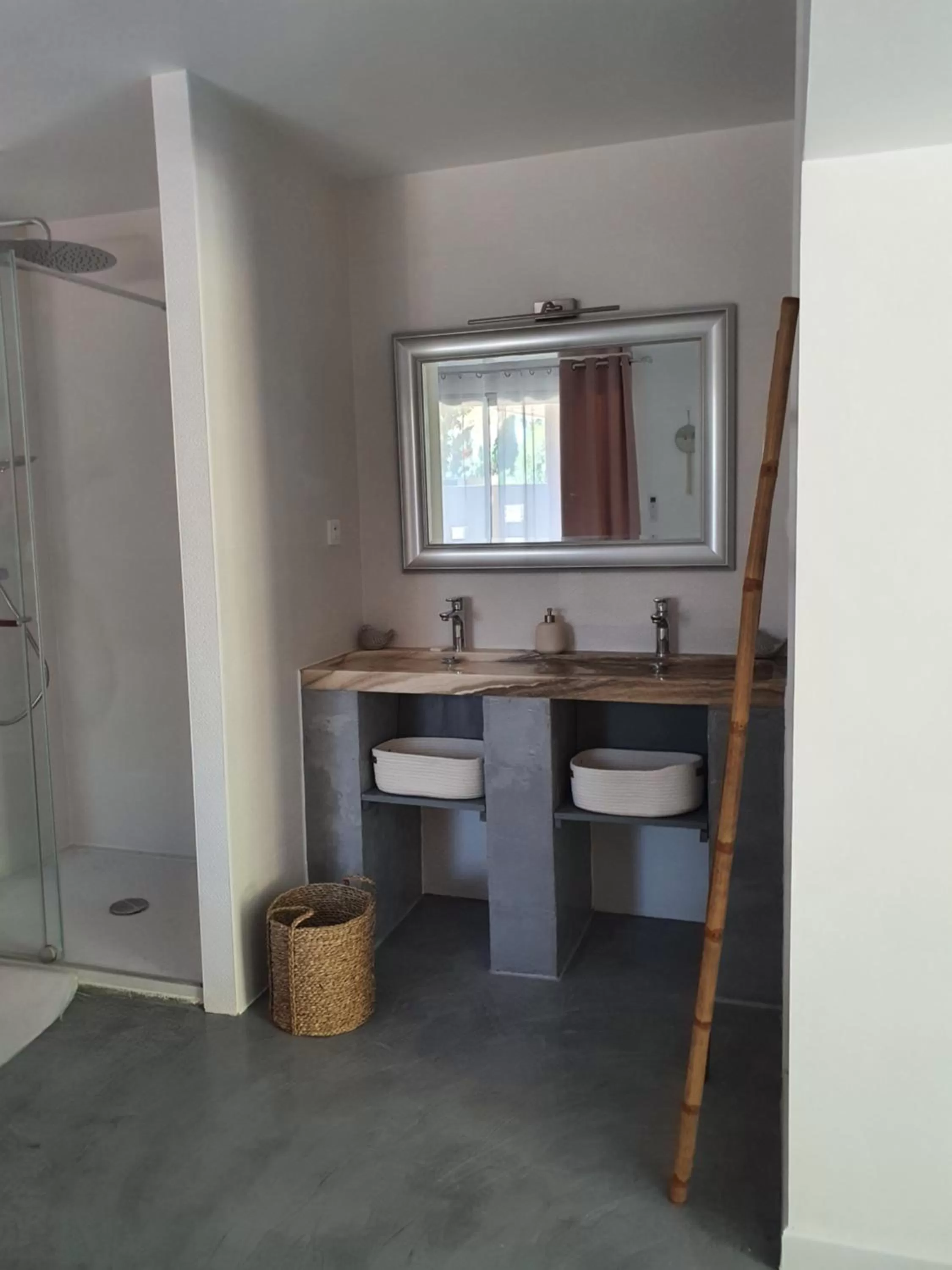 Bathroom in Au secret des Brégines