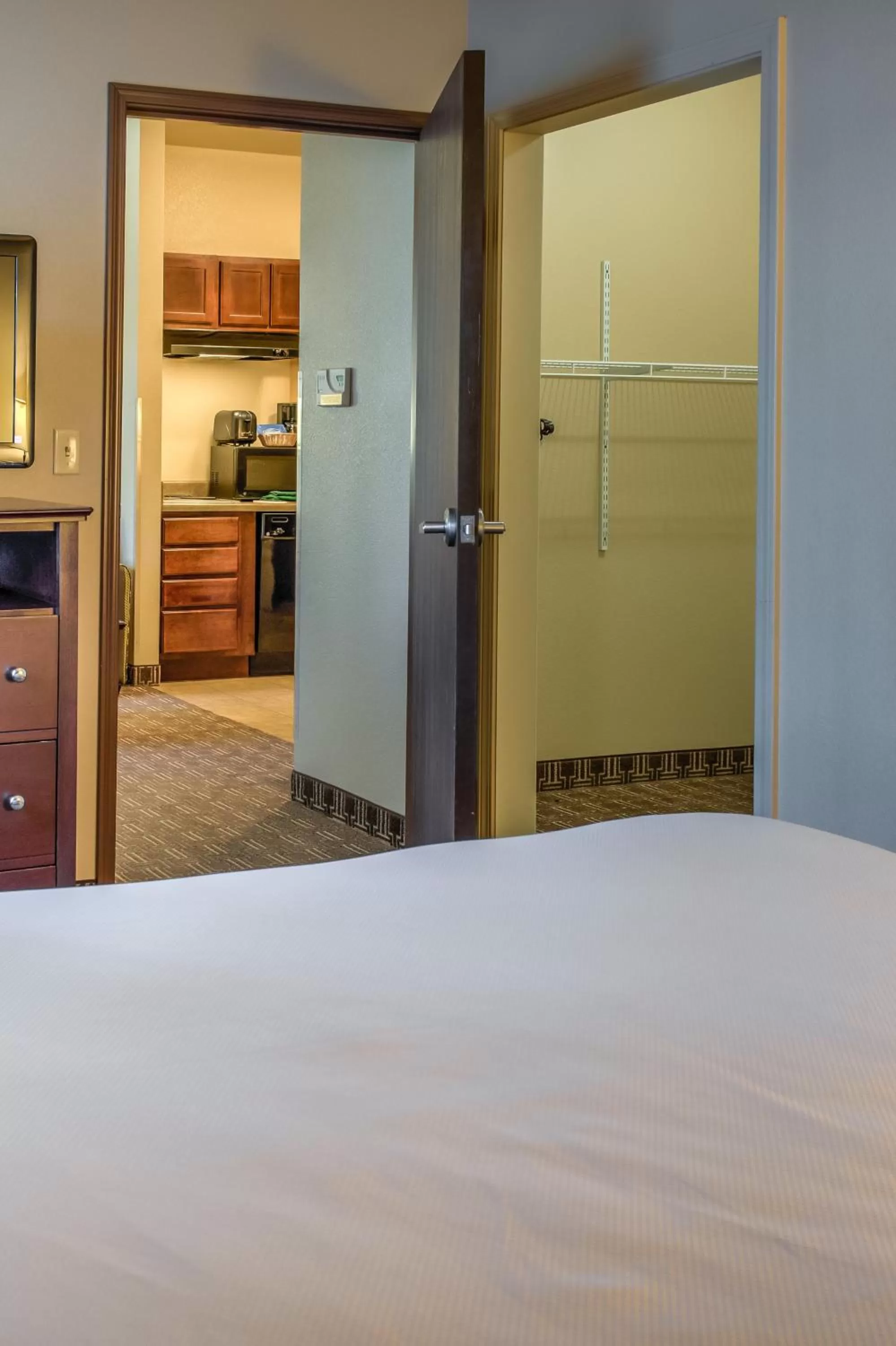 Kitchen or kitchenette, Bed in MainStay Suites St Robert - Fort Leonard Wood