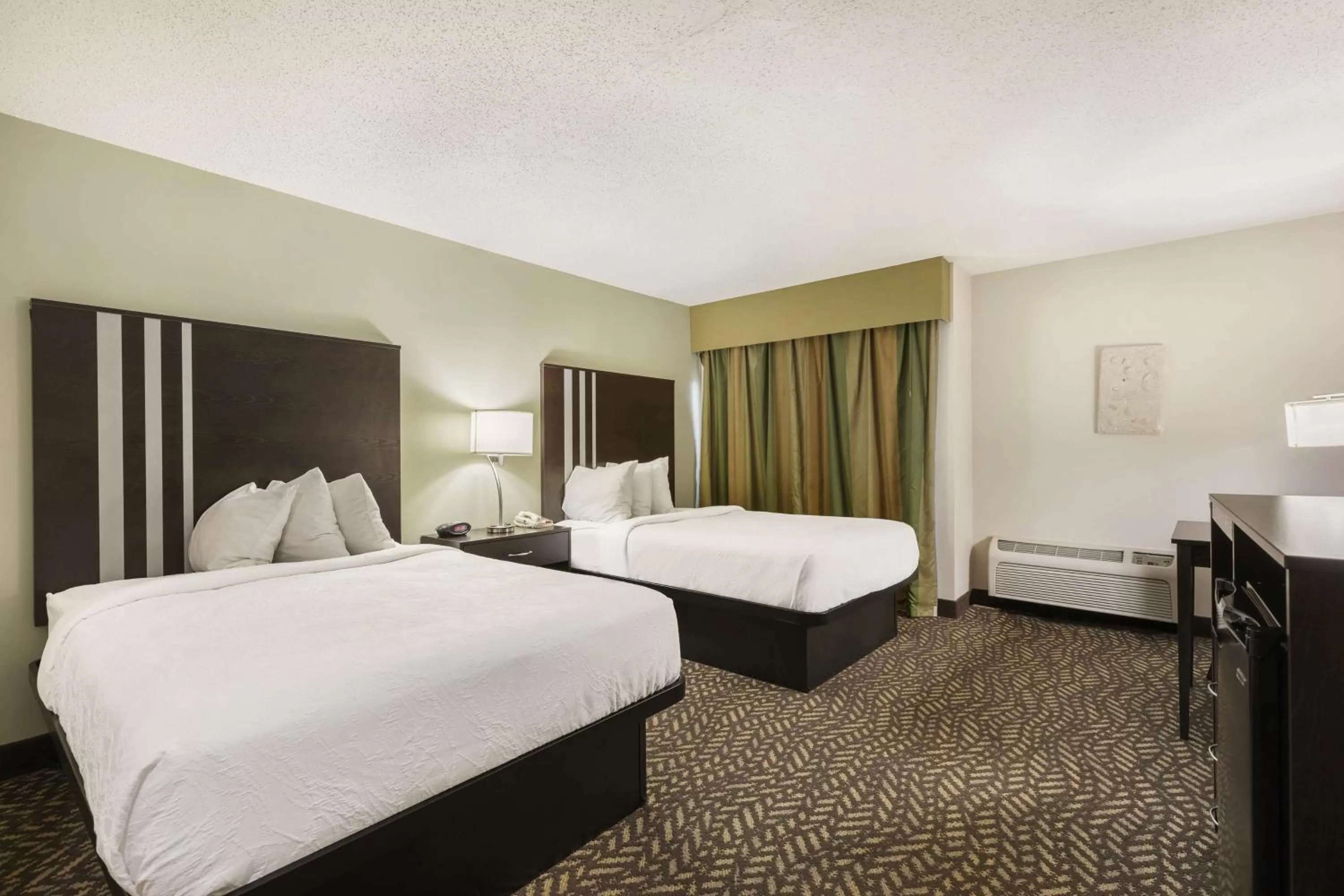 Bedroom, Bed in Best Western Indian Oak